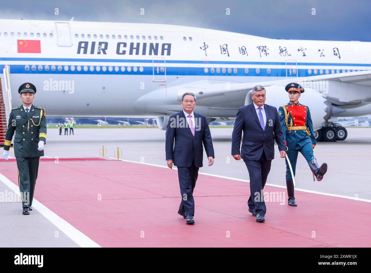 Moscou, Russie. 20 août 2024. Le premier ministre chinois Li Qiang, accompagné de hauts responsables du gouvernement russe, passe en revue la garde d’honneur lors d’une grande cérémonie de bienvenue à l’aéroport de Vnukovo à Moscou, en Russie, le 20 août 2024. Li est arrivé ici mardi pour tenir la 29ème réunion régulière entre les chefs de gouvernement chinois et russe et visiter la Russie à l'invitation du premier ministre russe Mikhail Mishustin. Crédit : Liu Bin/Xinhua/Alamy Live News Banque D'Images