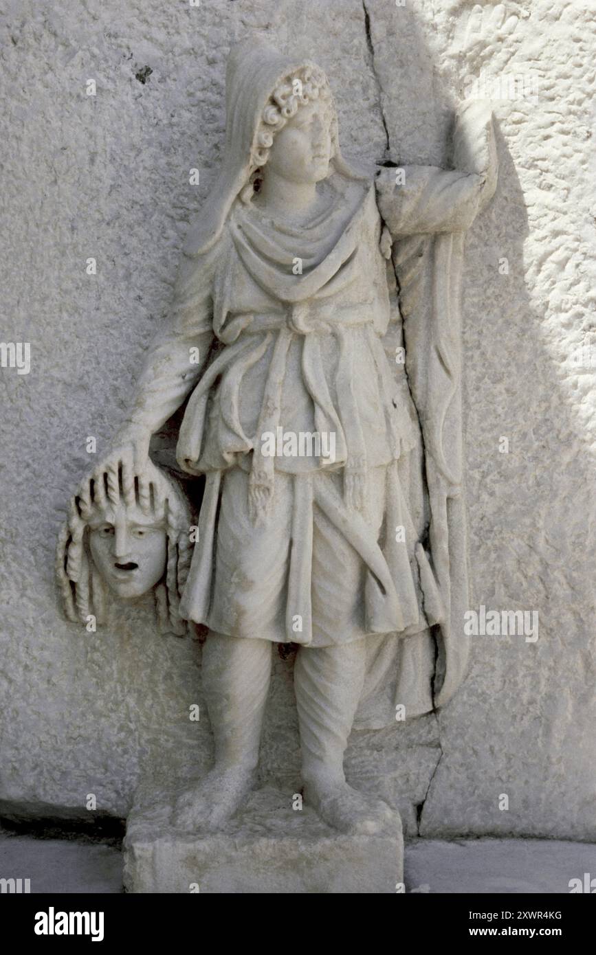 Sculpture de Melpomène tenant un masque tragique (son attribut). Dans la mythologie grecque, elle était l'une des deux Muses du théâtre. Elle est devenue la Muse de la tragédie. Musée d'Aphrodisias. Turquie. Banque D'Images Sculpture de Melpomène tenant un masque tragique (son attribut). Dans la mythologie grecque, elle était l'une des deux Muses du théâtre. Elle est devenue la Muse de la tragédie. Musée d'Aphrodisias. Turquie. Banque D'Images