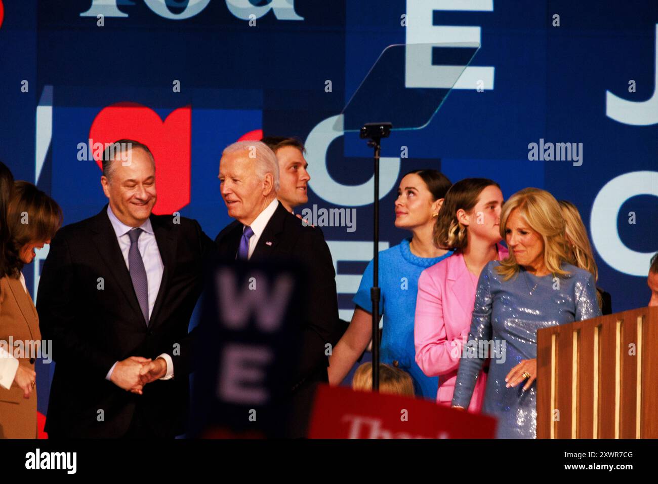 Chicago, États-Unis. 19 août 2024. CHICAGO, ILLINOIS - 19 AOÛT : Kamala Harris, candidat démocrate présomptif, et Douglas Emhoff, second gentleman, rejoignent le président des États-Unis Joe Biden et sa famille sur scène après avoir pris la parole lors de la première nuit de la Convention nationale démocrate le 19 août 2024 à Chicago, Illinois. Crédit : Jeremy Hogan/Alamy Live News Banque D'Images