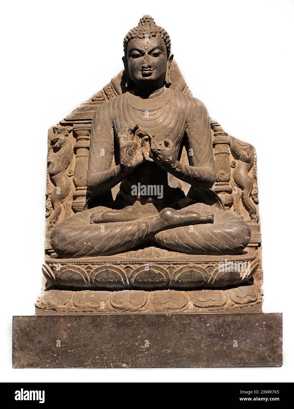 Bouddha prêchant le premier sermon à Sarnath, Inde, Bihar, période Pala, 12 ème siècle, pierre noire isolée sur fond blanc Banque D'Images