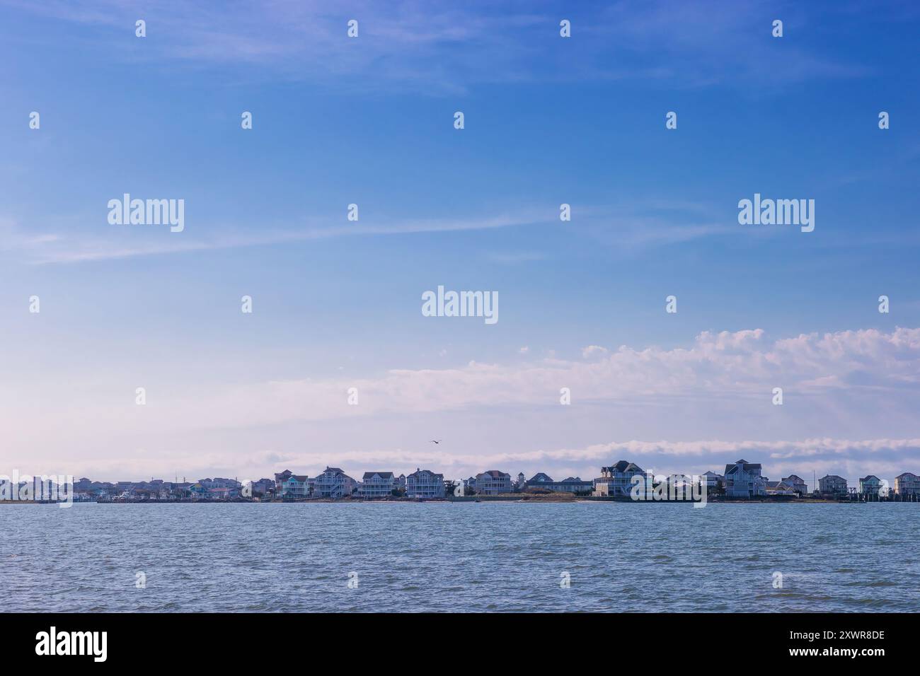 Le rivage de l'île Hatteras vu du ferry qui transporte des véhicules et des personnes entre Ocracoke et l'île Hatteras à Outer Banks, Caroline du Nord, Banque D'Images
