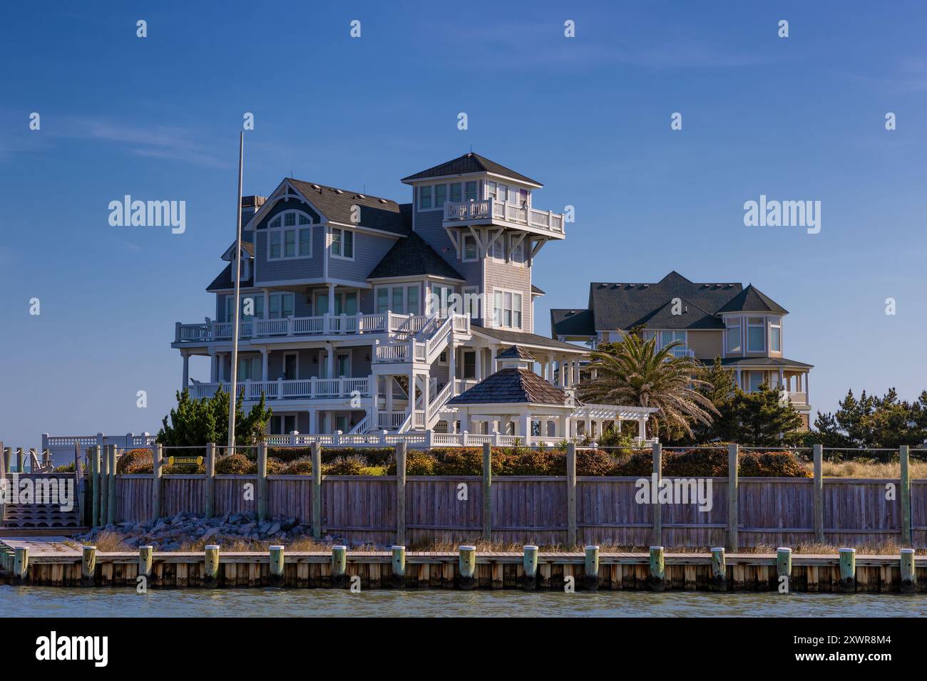Belles demeures seigneuriales se trouve près du quai de ferry sur l'île de Hatteras à Outer Banks, Caroline du Nord, États-Unis Banque D'Images