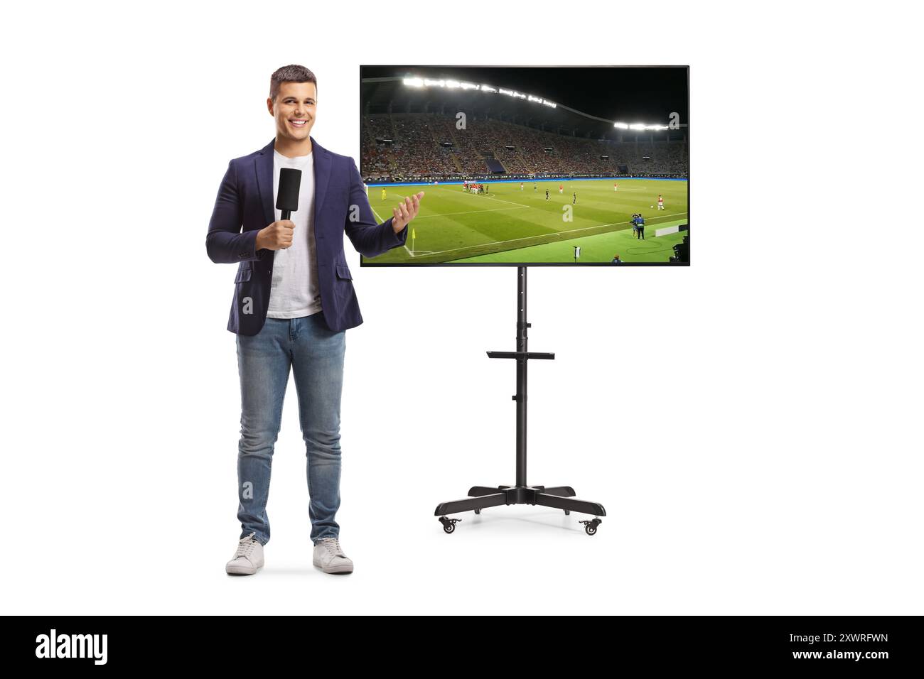 Portrait en longueur de journaliste sportif tenant un microphone et parlant devant un écran de télévision isolé sur fond blanc Banque D'Images