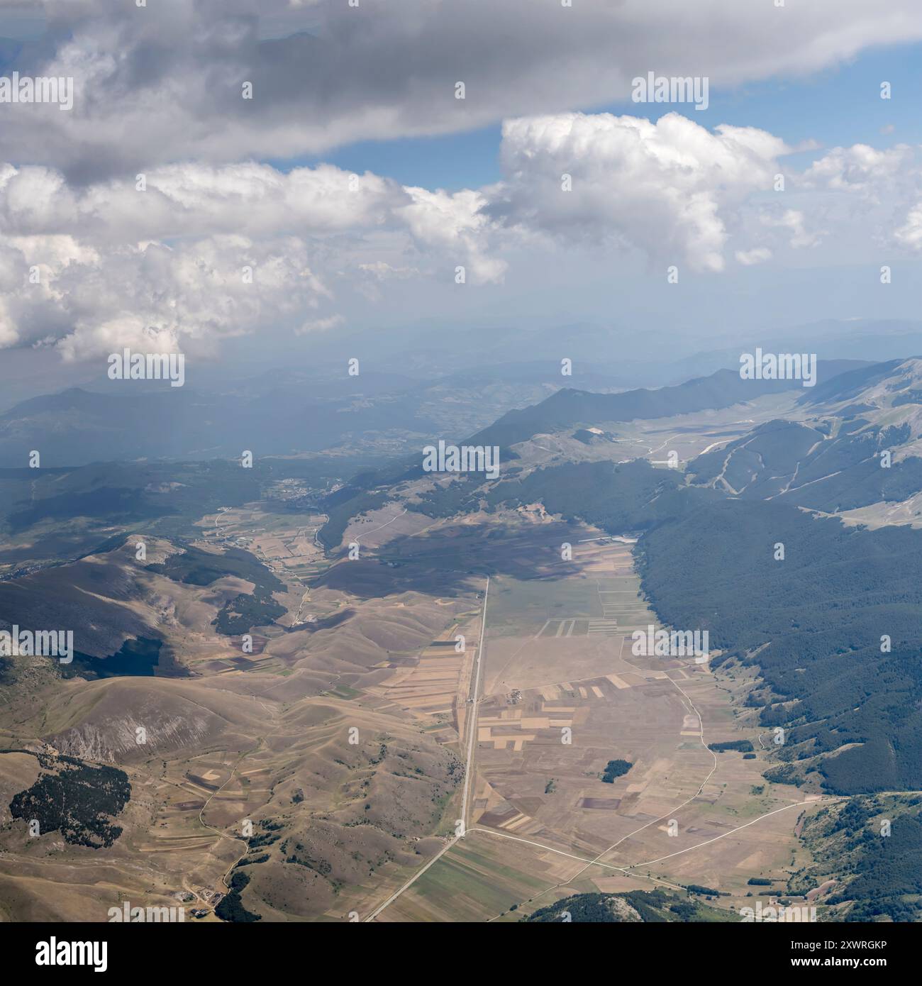 Paysage aérien, à partir d'un planeur, avec les hautes terres vertes de Cinquemiglia, tourné du nord dans une lumière d'été brillante, Apennins, L'Aquila, Abruzzes, Italie Banque D'Images