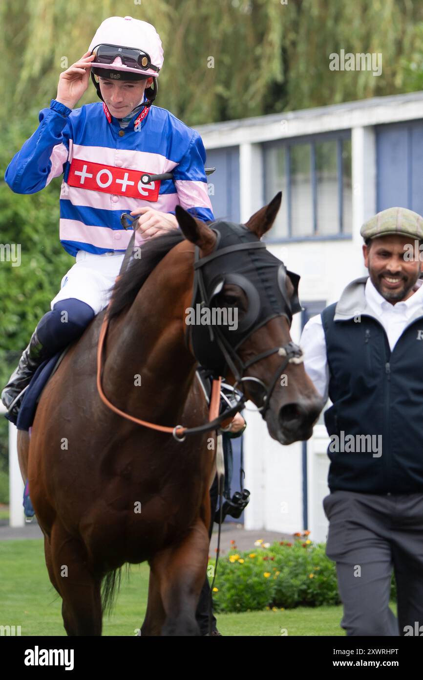 Windsor, Berkshire, Royaume-Uni. 19 août 2024. MORCAR piloté par le jockey Joe Leavy remporte le Thames Alfa Romeo Slough Apprentice handicap Stakes (classe 4) au Royal Windsor Racecourse à Windsor, Berkshire, lors de la finale Fiesta des courses du lundi soir. Propriétaire Mme Johnny de la Hey, entraîneur Richard Hannon, Marlborough, éleveur Al Wasmiyah Stud Ltd, Sponsor, Tote. Crédit : Maureen McLean/Alamy Live News Banque D'Images