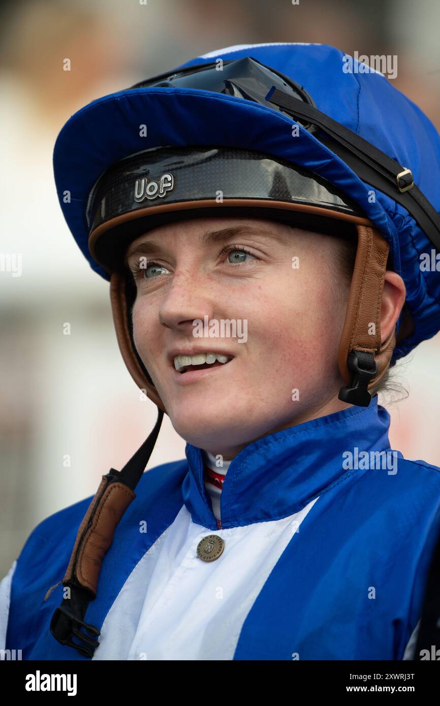 Windsor, Berkshire, Royaume-Uni. 19 août 2024. Jockey Hollie Doyle. PUGLIA pilotée par le jockey Hollie Doyle remporte le Get Raceday Ready Nursery handicap Stakes (classe 6) au Royal Windsor Racecourse à Windsor, Berkshire, lors de la finale de la Fiesta des courses du lundi soir. Propriétaire Bengough, Treacher & Tully, entraîneur Ed de Giles, Ledbury, éleveur James & Geoff Mulcahy, commanditaire Ed de Giles Racing. Crédit : Maureen McLean/Alamy Live News Banque D'Images