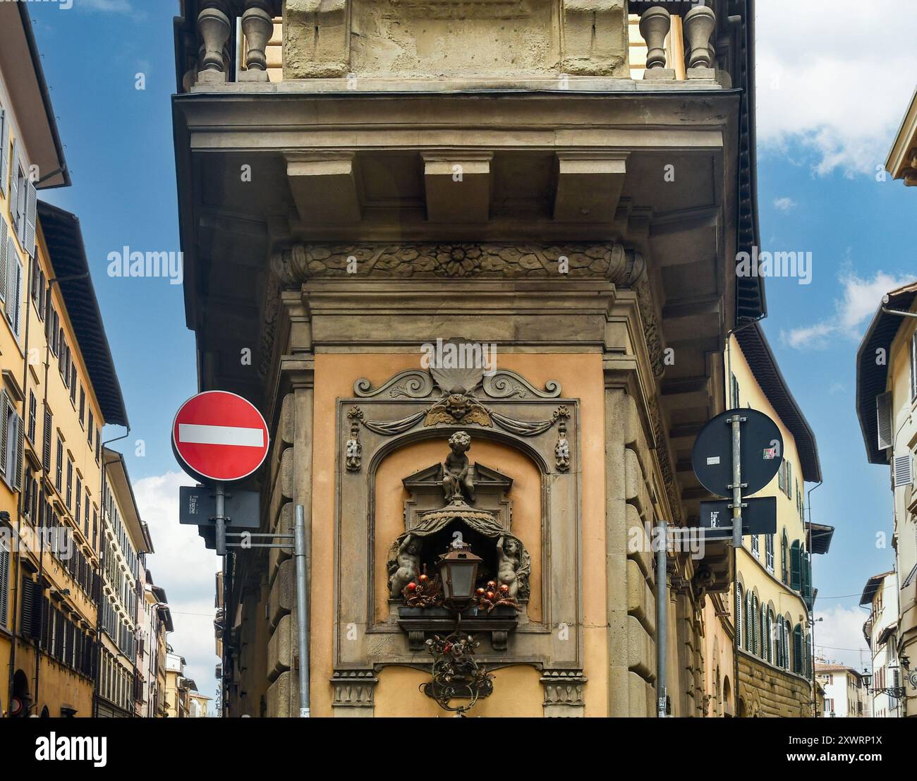 Angle du palais de Dudley (1613) avec un tabernacle de la Vierge à l'enfant, surplombant la via de Tornabuoni centrale, Florence, Toscane, Italie Banque D'Images