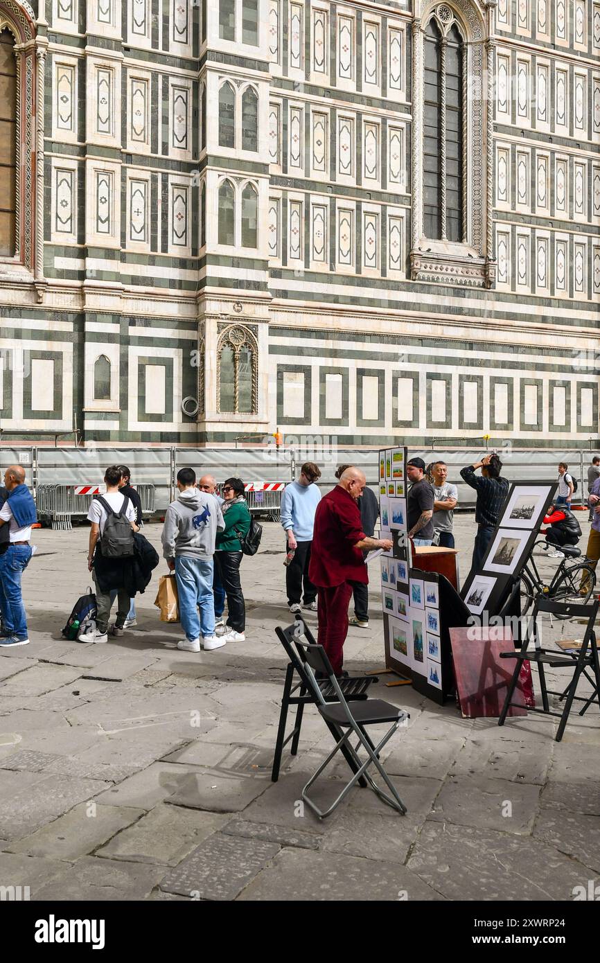 Un peintre de rue et des touristes devant le côté sud de la cathédrale de Santa Maria del Fiore dans le centre de Florence, Toscane, Italie Banque D'Images