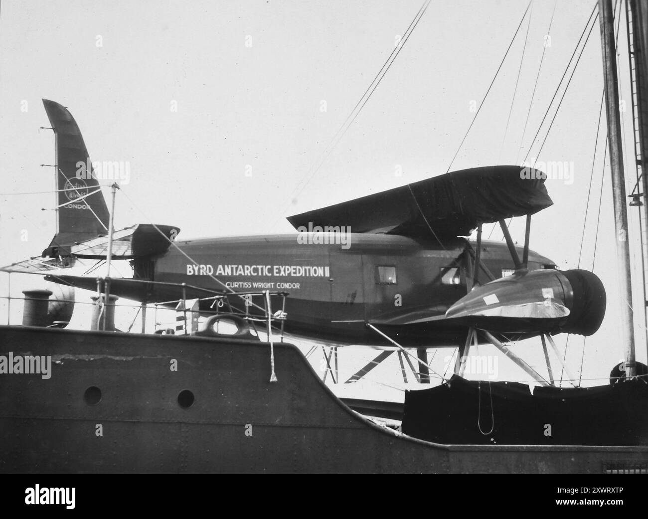 L'avion Antarctic Expedition II de l'amiral Richard Byrd, le Curtis Wright Condor, est montré lors de son voyage à travers le canal de Panama à bord du Jacob Ruppert en 1933. Banque D'Images