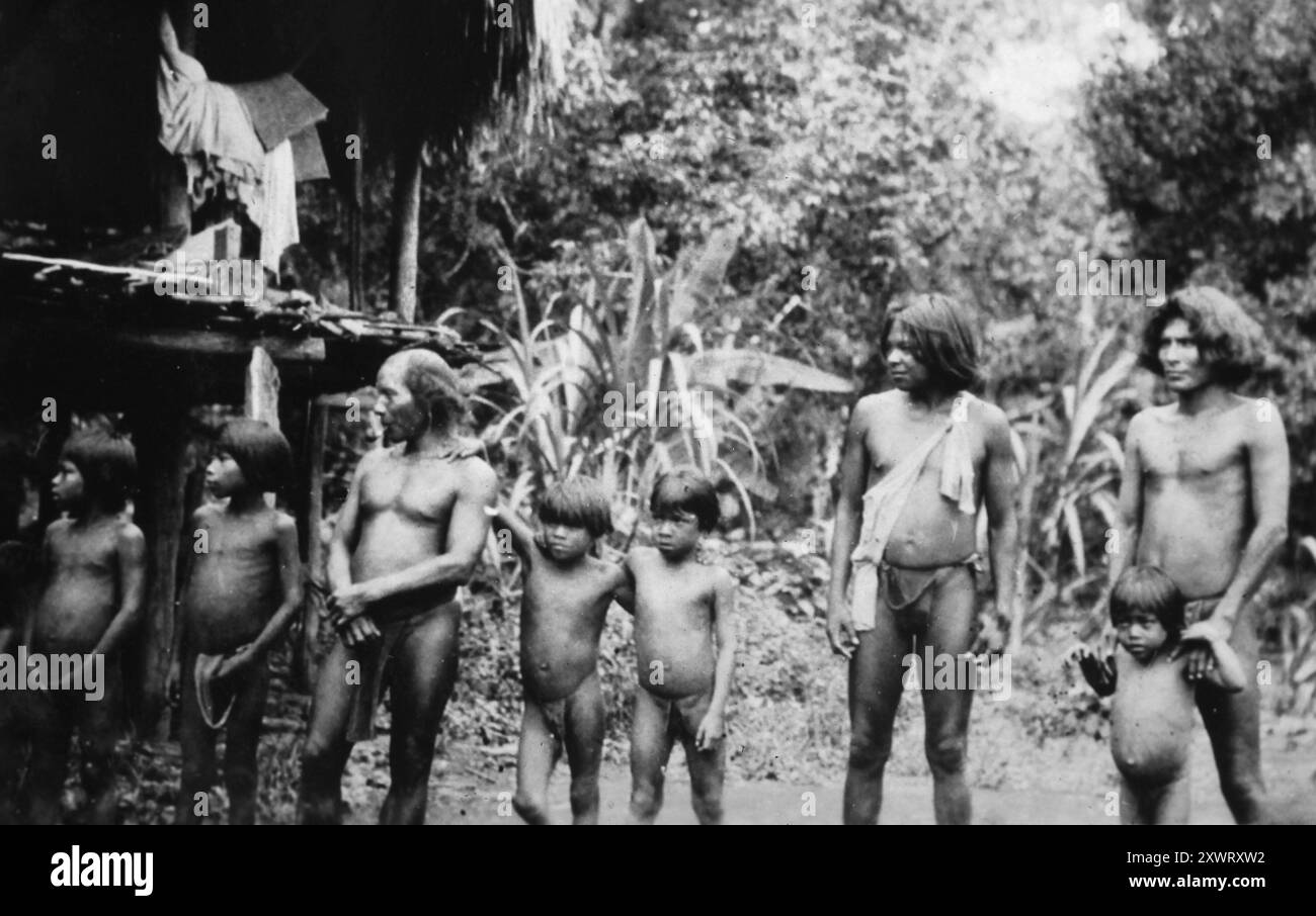 Les peuples indigènes Guna (ou Kuna ou Cuna) sont représentés dans la région des îles Sanblas au large de la côte du Panama, vers 1936 Banque D'Images