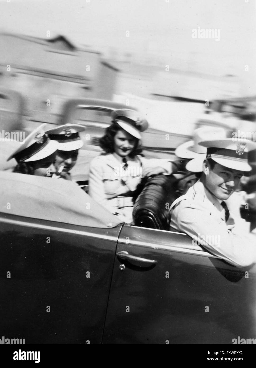 Des militaires sont montrés conduisant dans une rue à Odessa, Texas, vers 1938. Banque D'Images