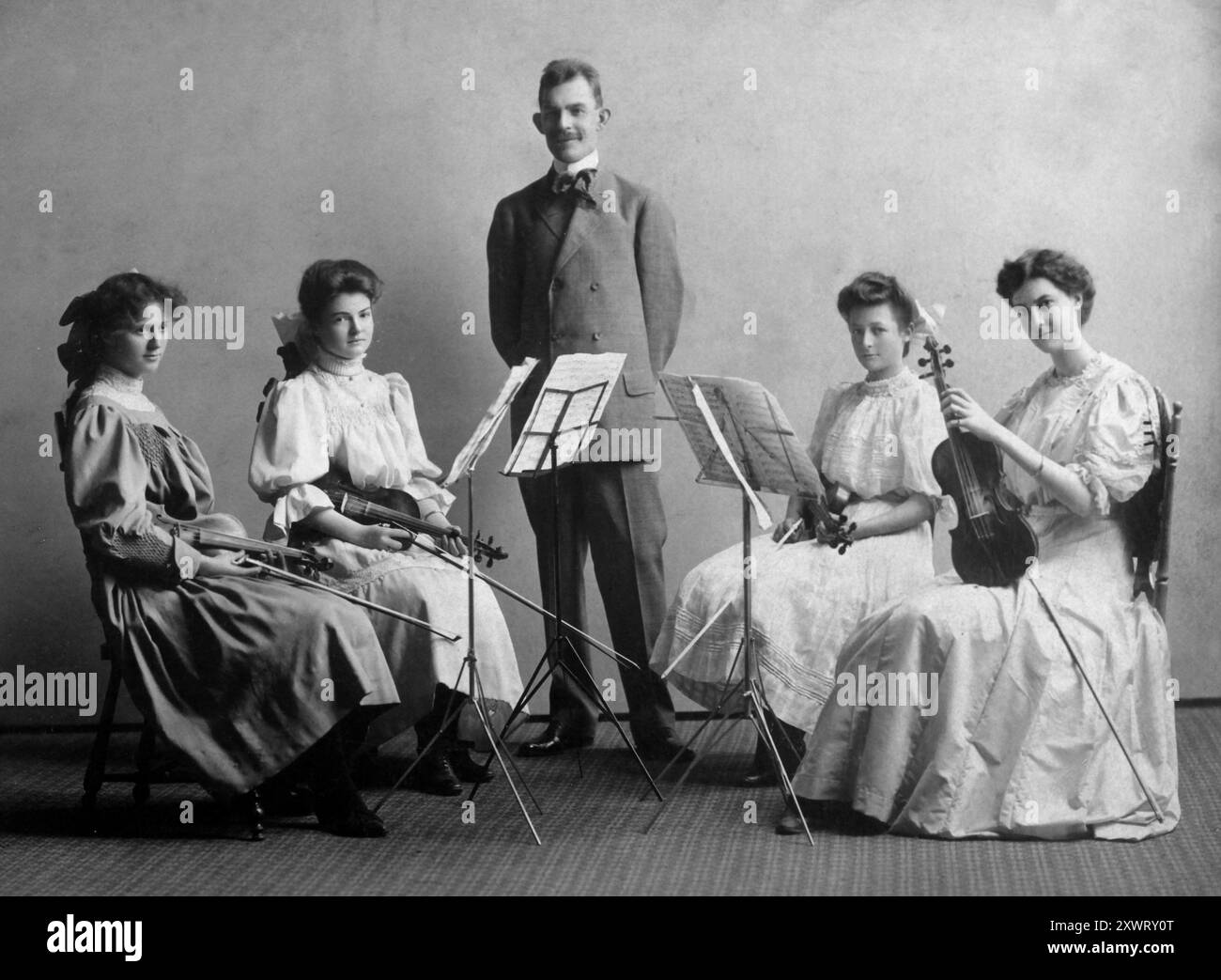 Quatuor de musique de chambre et chef d'orchestre, vers 1900. Banque D'Images