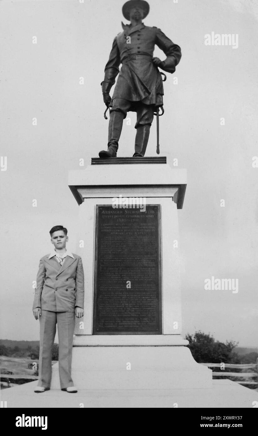 Un jeune touriste se tient à côté d'une statue du général Alexander S. Webb sur le champ de bataille de Gettysburg en 1939. Banque D'Images