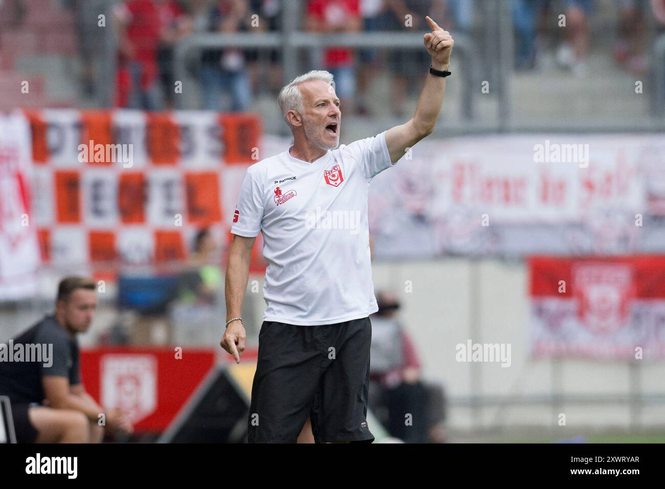 Halle, Deutschland 20. Août 2024 : Regionalliga Nord/Ost - 2024/2025 - Hallescher FC vs VSG Altglienicke Im Bild : entraîneur Mark Zimmermann (Halle) gestikuliert auf dem Spielfeld. Banque D'Images