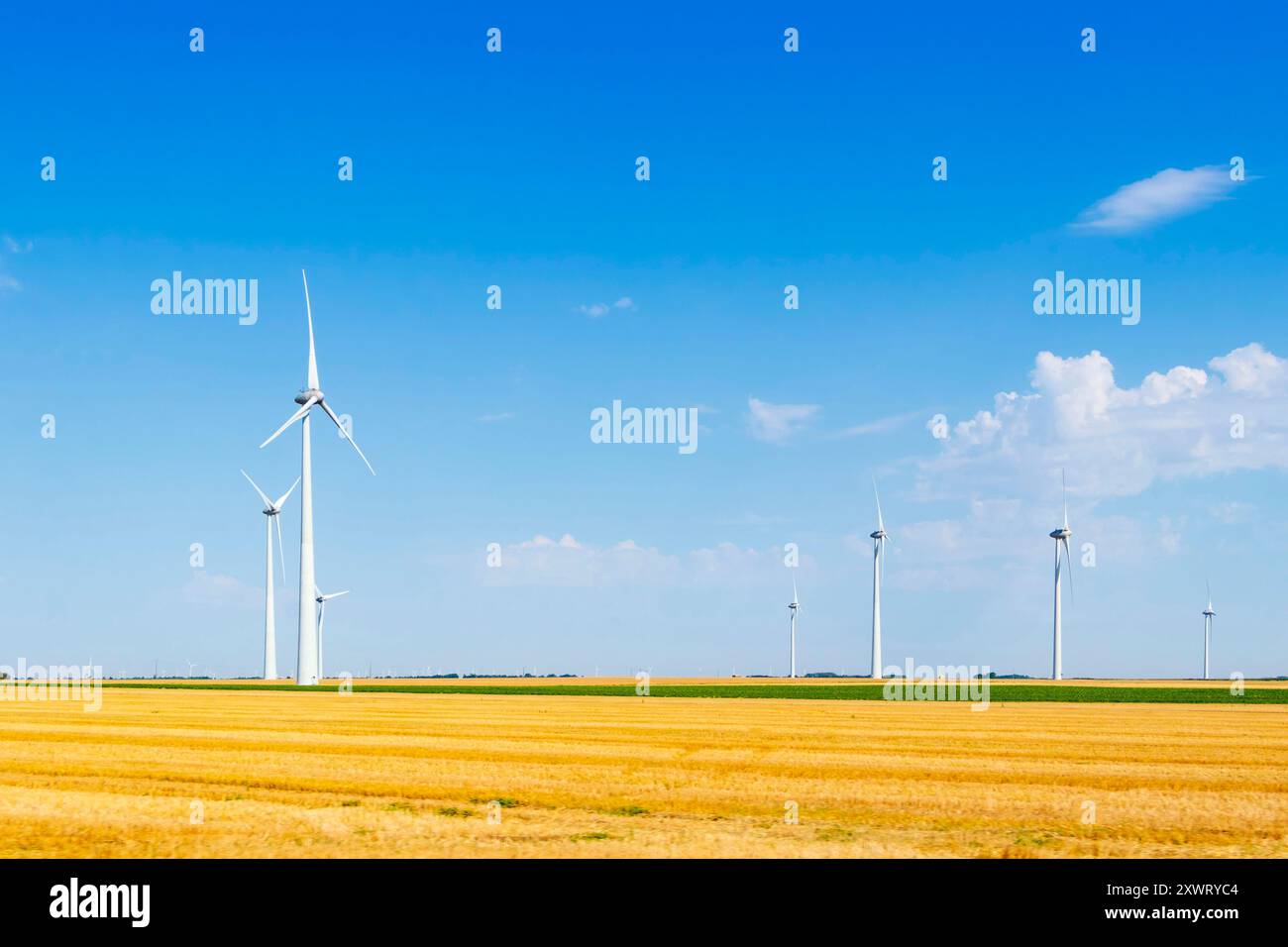 des éoliennes contre le ciel bleu sur un parc éolien en france assurant la production d’électricité de manière durable Banque D'Images