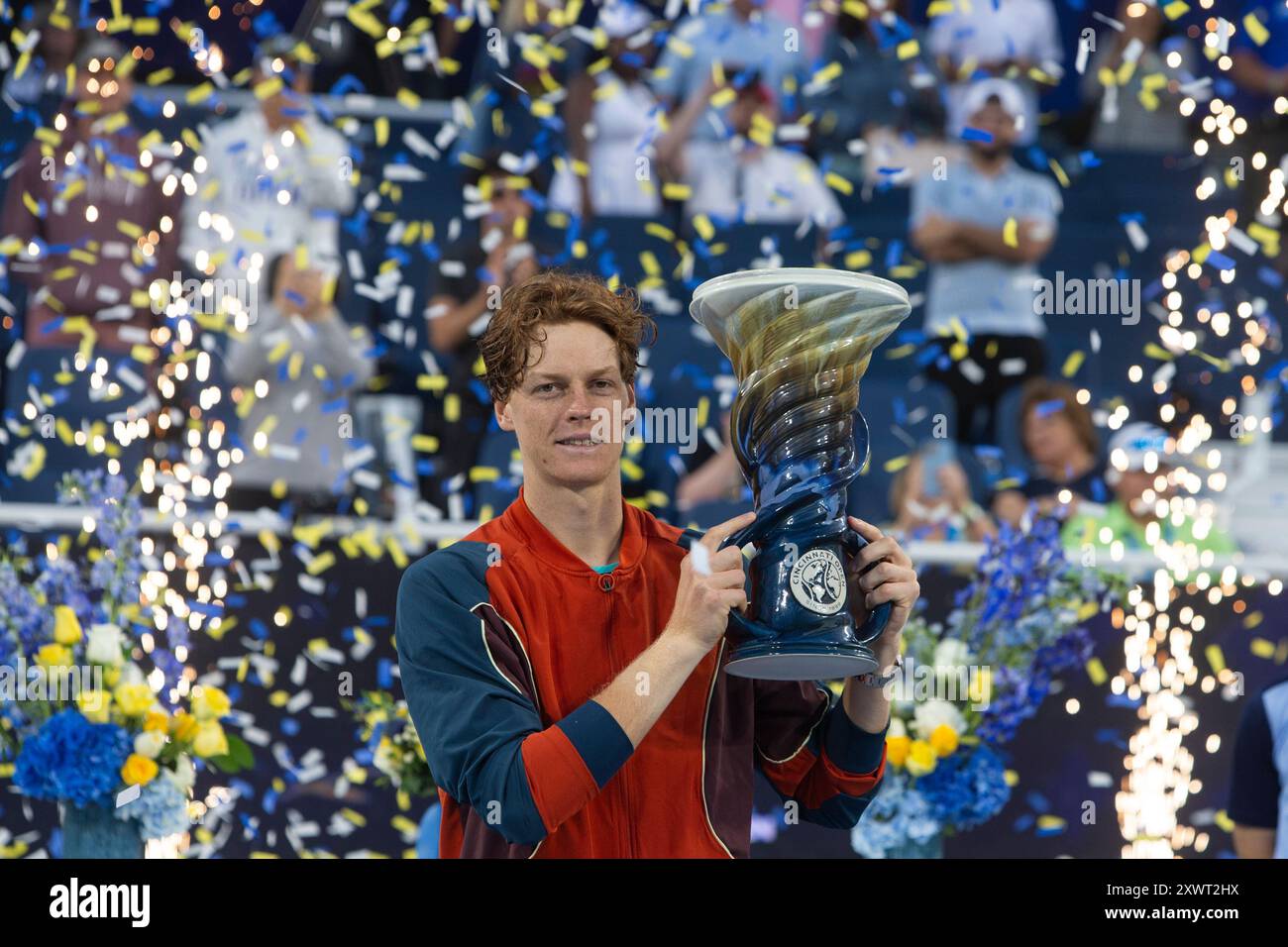 Mason, Ohio, États-Unis. 19 août 2024. JANNIK SINNER, numéro un mondial, a battu Frances Tiafoe en sets consécutifs dans la finale de l'Open de Cincinnati pour remporter son cinquième titre de la saison. L’Italien de 23 ans, qui a eu des problèmes de hanche, a gagné 7-6 (7-4) 6-2 contre l’américain Tiafoe. (Crédit image : © Wally Nell/ZUMA Press Wire) USAGE ÉDITORIAL SEULEMENT! Non destiné à UN USAGE commercial ! Banque D'Images