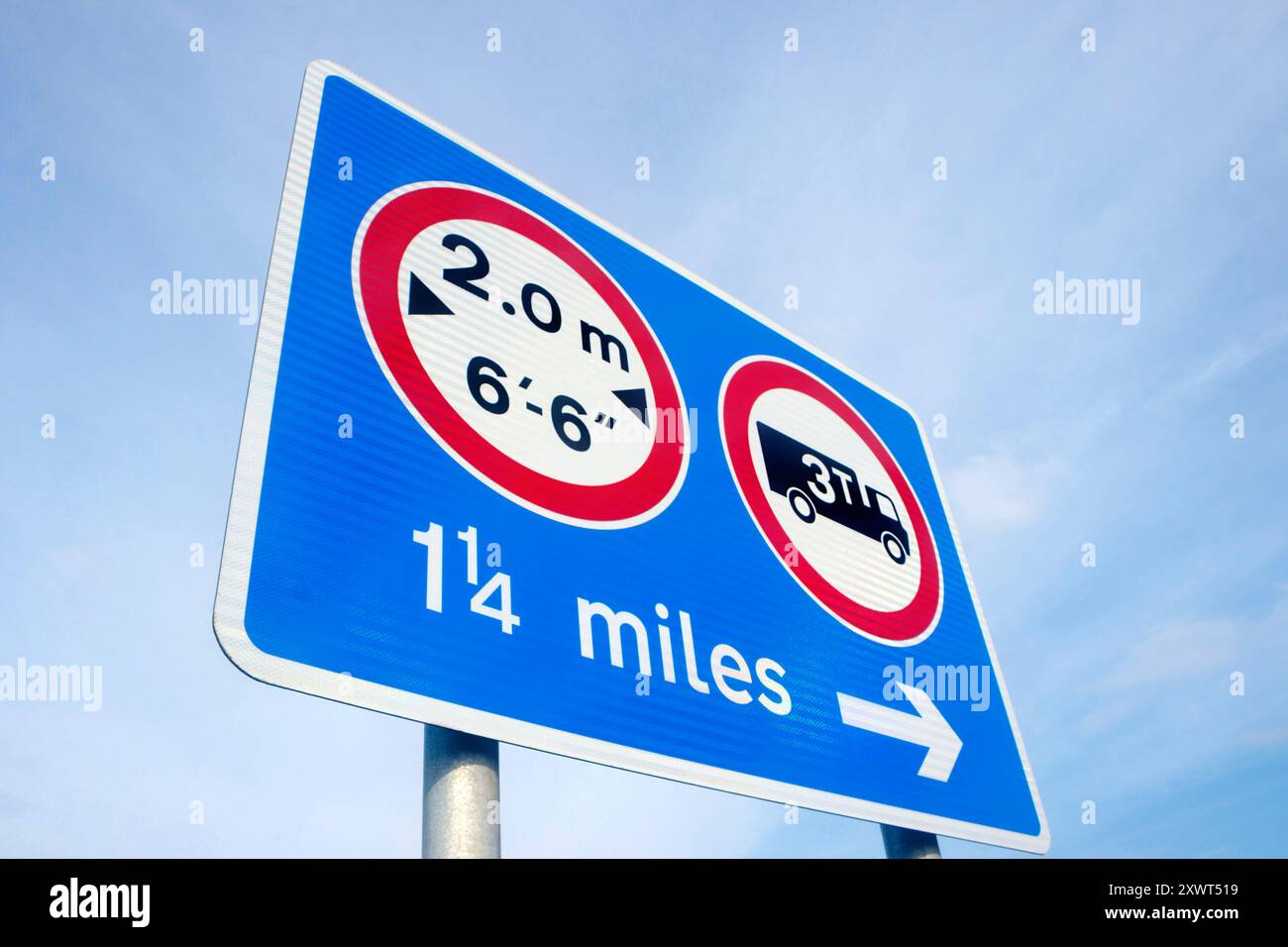 panneau uk pour la restriction de poids des camions et avertissement de restriction de largeur pour les véhicules Banque D'Images
