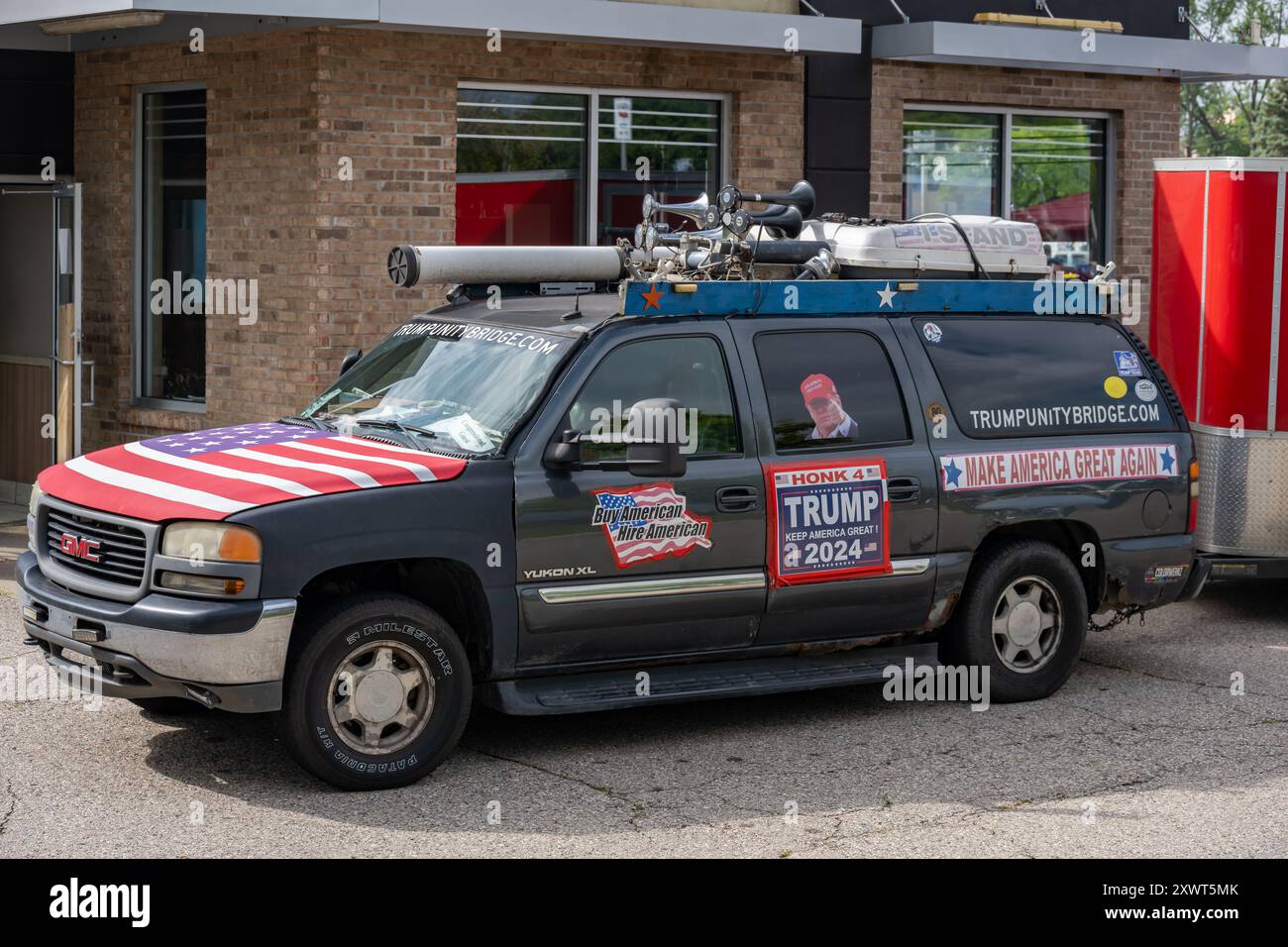 ROYAL OAK, mi/USA - 17 AOÛT 2024 : autocollant de pare-chocs 'Trump Keep America Great'! Yukon XL 2024 de GMC, Woodward Dream Cruise, près de Detroit, Michigan. Banque D'Images