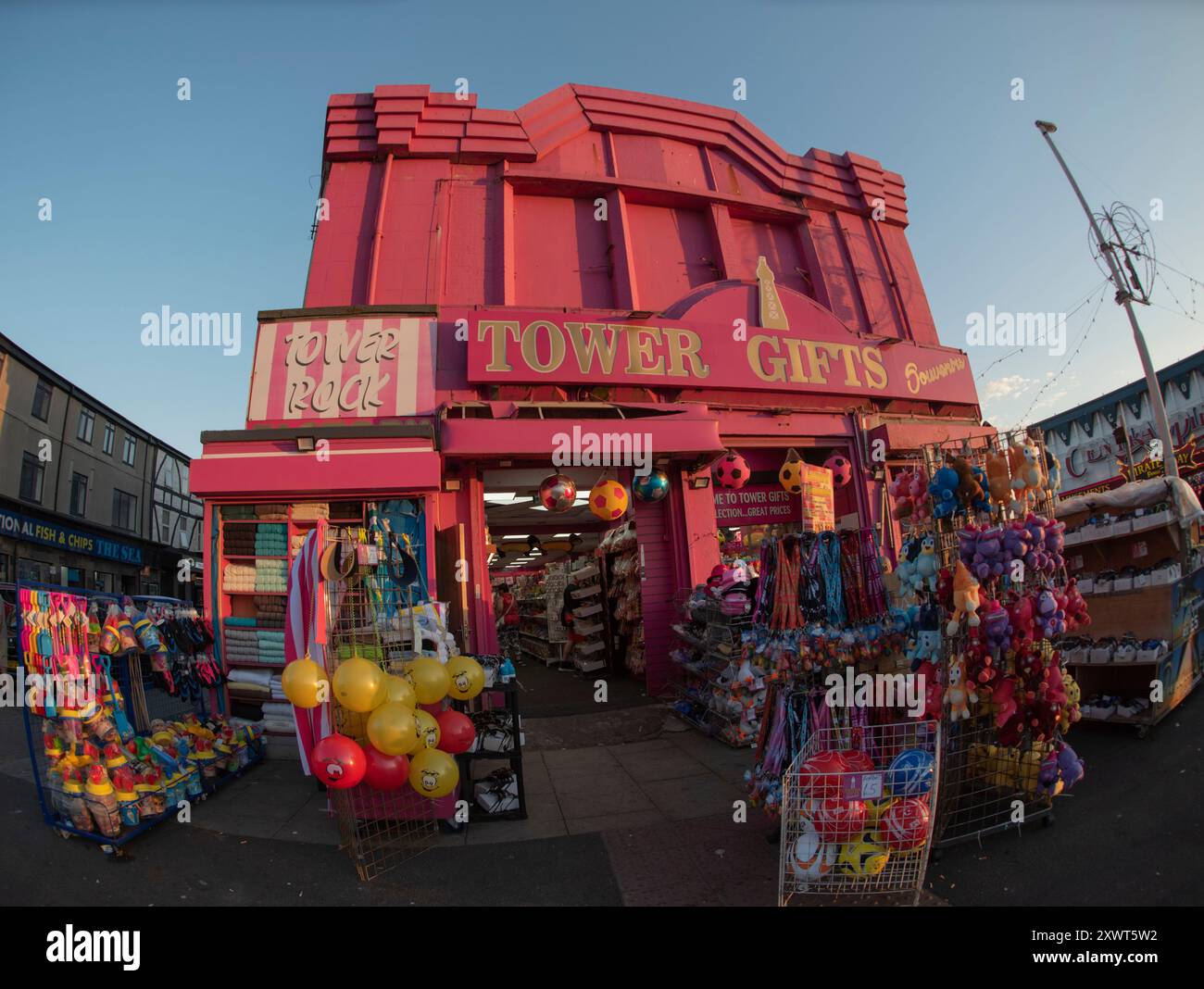 Tower Gift Shop à Blackpool, montrant des ballons, des peluches et d'autres cadeaux de vacances Banque D'Images