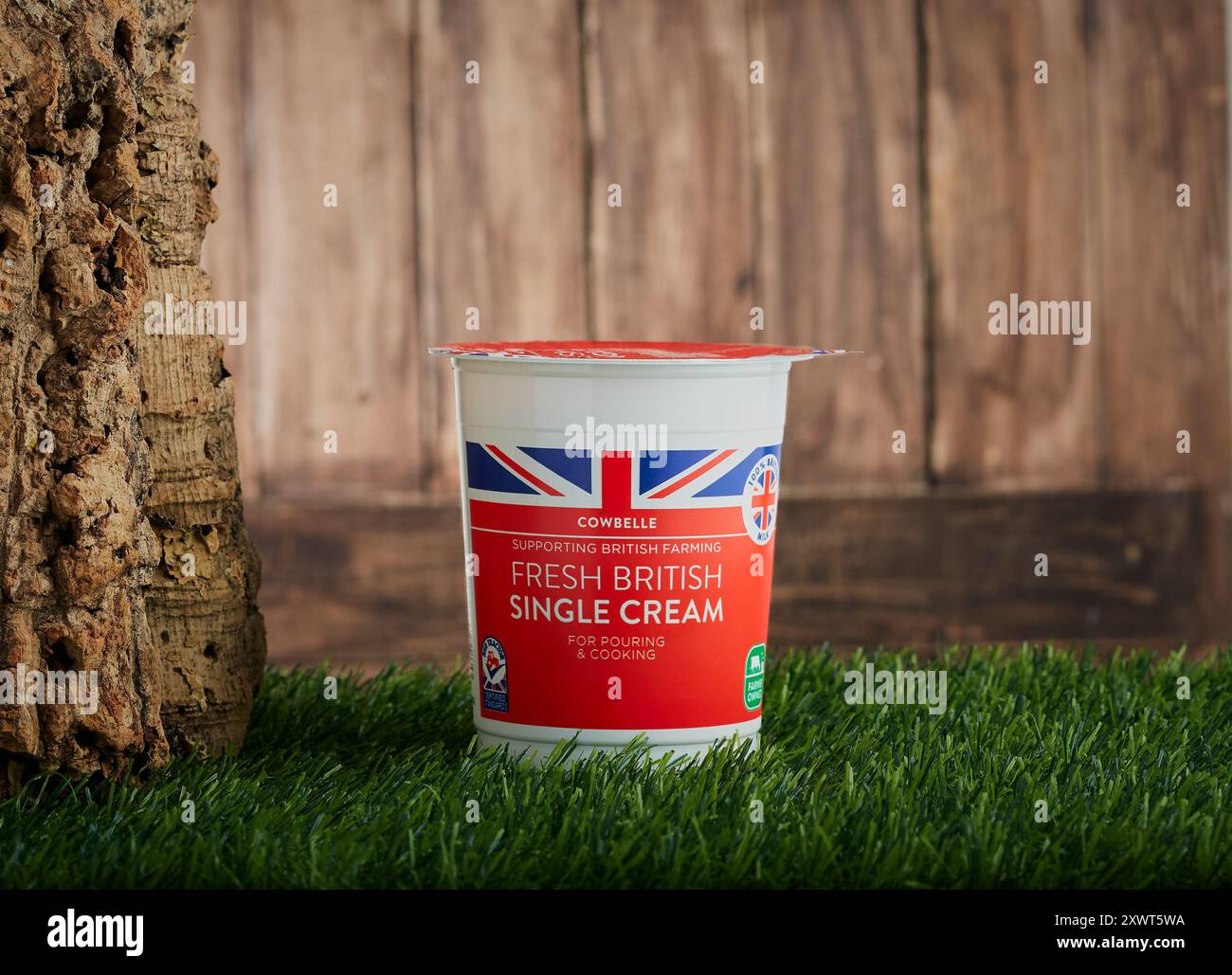 Mansfield, Nottingham, Royaume-Uni, 20 août 2024 : image de produit studio de Cowbella Single Cream vendu chez Aldi Stores Limited. Banque D'Images