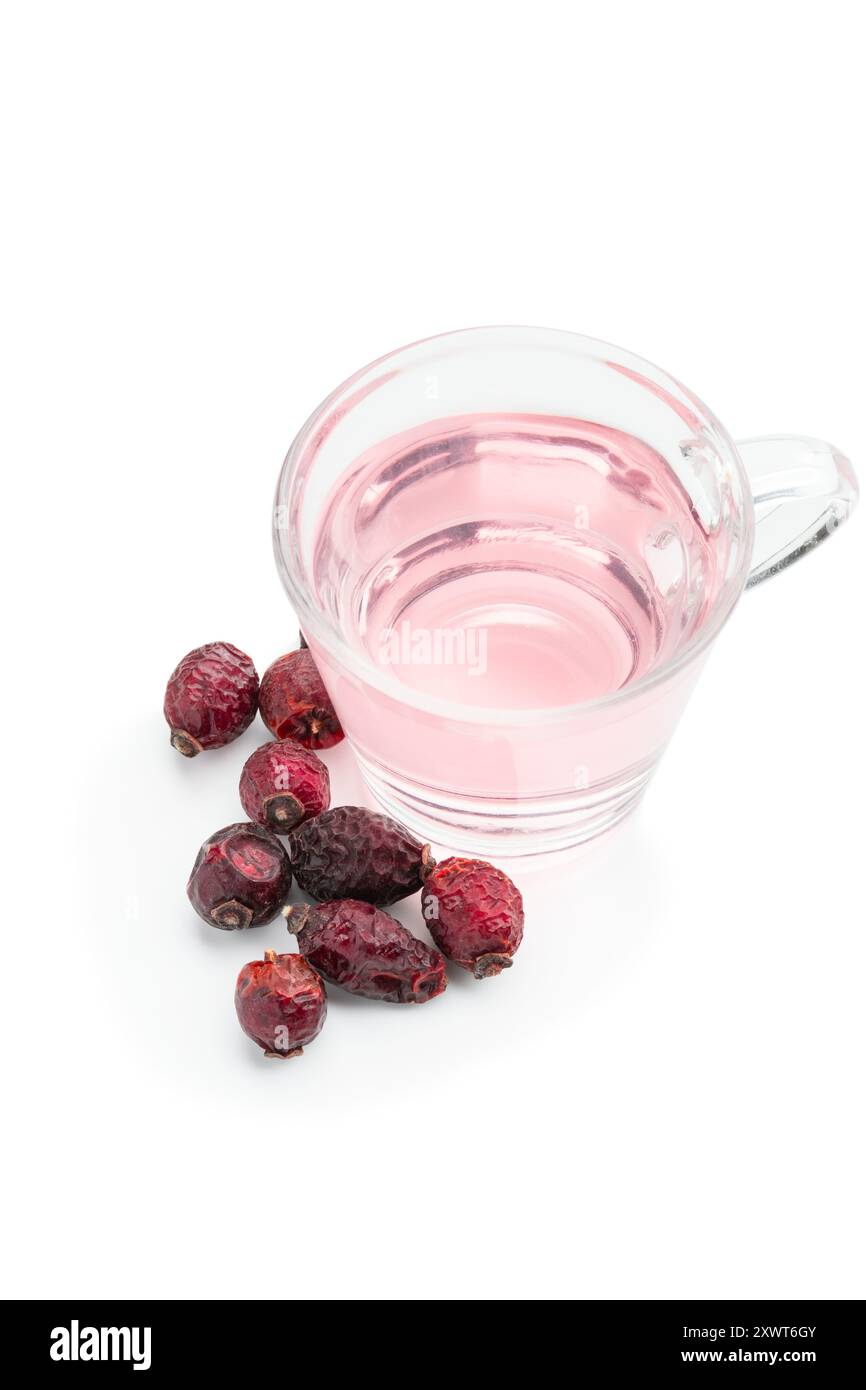 Thé de rose musquée dans une tasse de thé transparente isolée sur fond blanc Banque D'Images