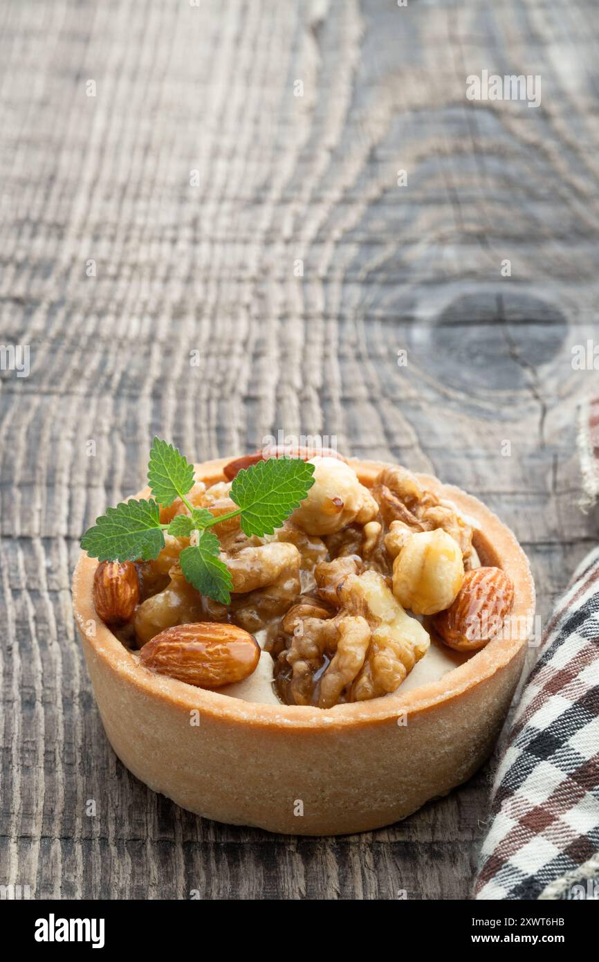 Tarte aux noix et au caramel sur un fond en bois rustique Banque D'Images