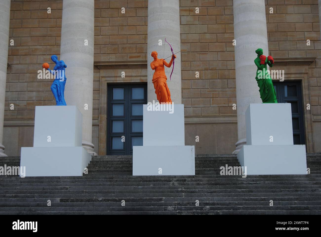 Paris, France - 19 août 2024 : 'la beauté et le geste', de l'artiste plasticien Laurent Perbos, sur les marches du Palais Bourbon de l'Assemblée nationale. Banque D'Images