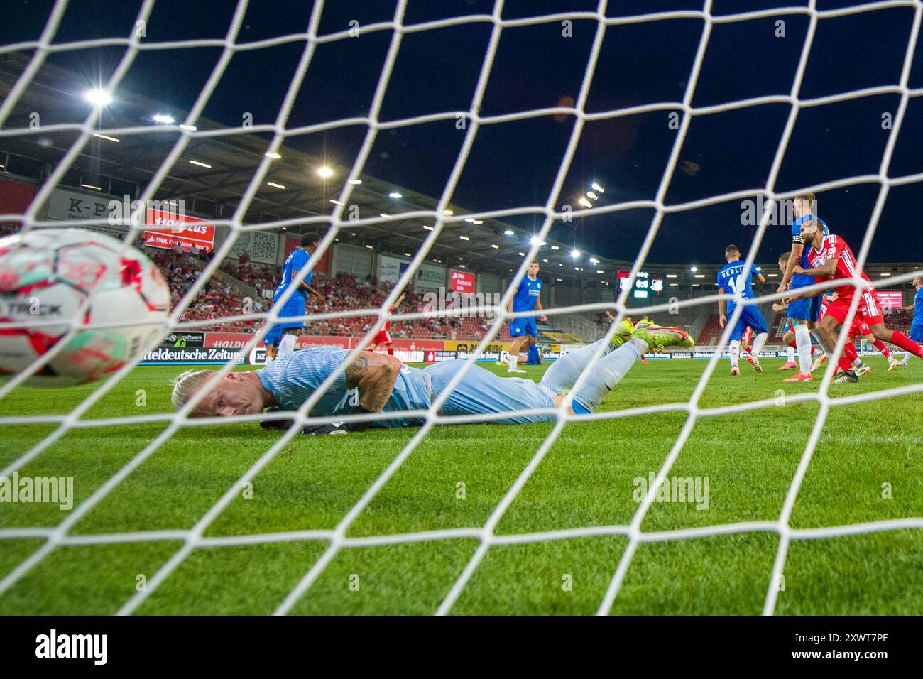 Halle, Deutschland 20. Août 2024 : Regionalliga Nord/Ost - 2024/2025 - Hallescher FC vs VSG Altglienicke Im Bild : Torhueter Lino Kasten (Altglienicke) kann das Tor zum 1:0 von Joscha Wosz (Halle) nicht verhindern Banque D'Images