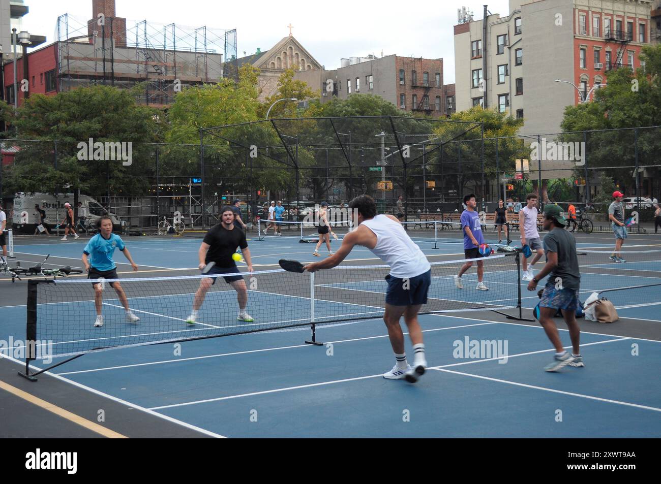 New York, États-Unis. 19 août 2024. Les gens jouent au pickleball dans un parc à Manhattan, New York. (Photo de Jimin Kim/SOPA images/SIPA USA) crédit : SIPA USA/Alamy Live News Banque D'Images