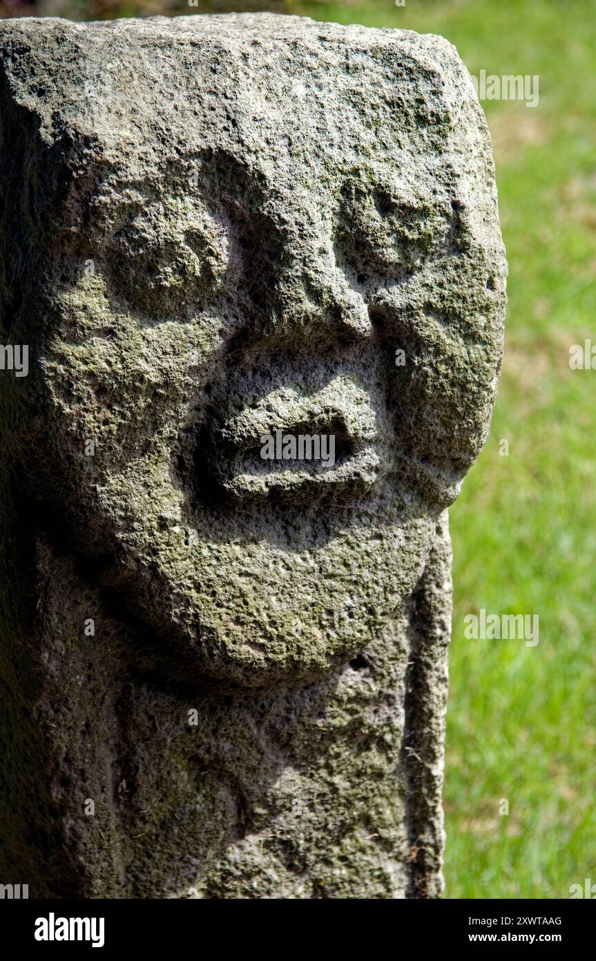 Irish Celtic Celtique début sculpté sculpture sur pierre chrétienne connue sous le nom de Pierre de l'évêque dans le cimetière près de Enniskillen Killadeas Banque D'Images