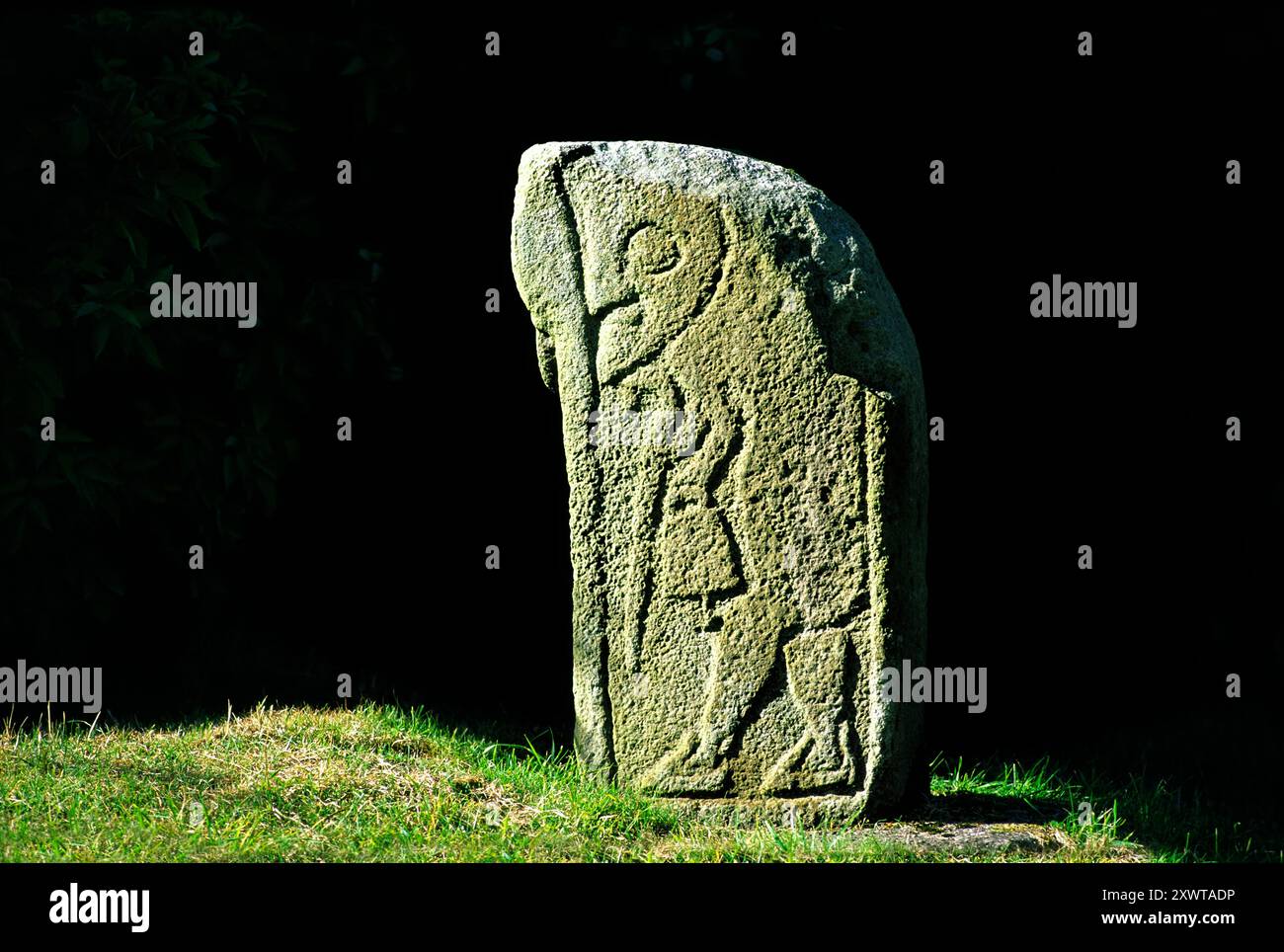 Sculpture sur pierre chrétienne celtique connue sous le nom de pierre des évêques dans le cimetière de Killadeas près d'Enniskillen, comté de Fermanagh, Irlande. Face sud Banque D'Images