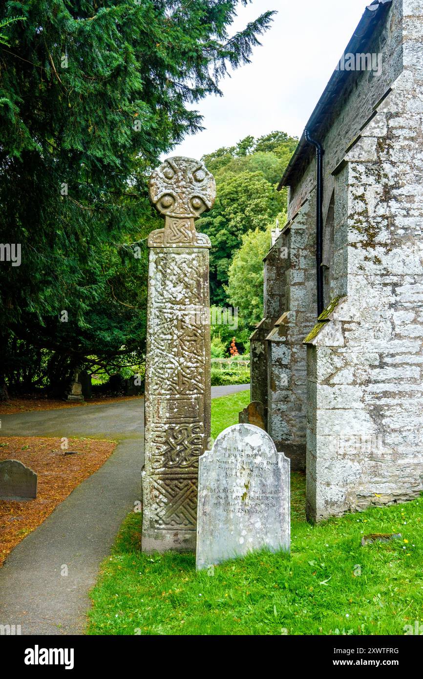 La croix de Saint Brynach ou croix de Nevern est une croix celtique en pierre du Xe ou XIe siècle située à l'église de St Brynach dans le Pembrokeshire, au pays de Galles Banque D'Images