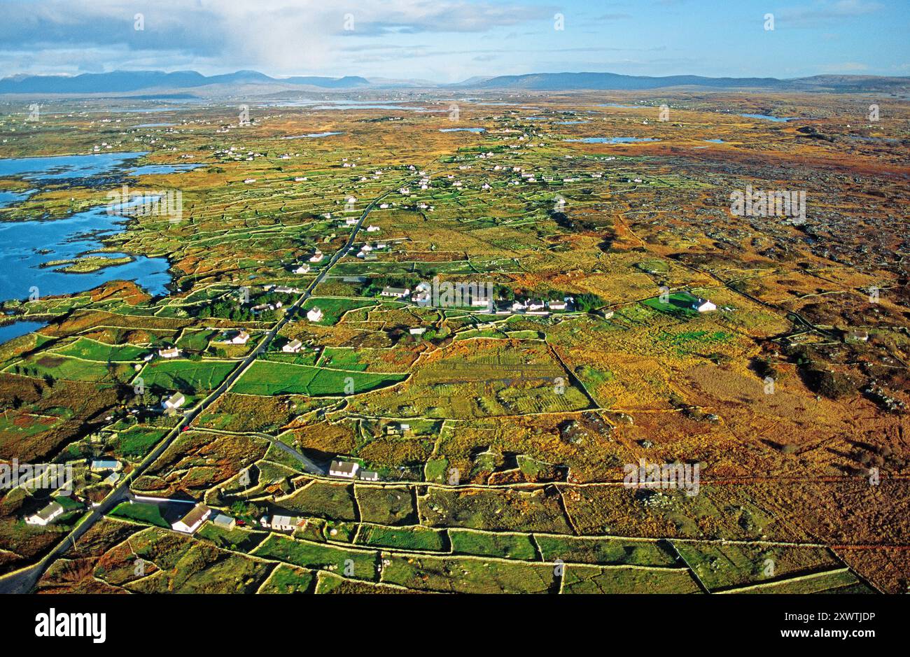 Paysage typique du Connemara de terrain rocheux, de petites fermes marginales, de criques de marée et de petits lacs. Comté de Galway, ouest de l'Irlande. Antenne Banque D'Images