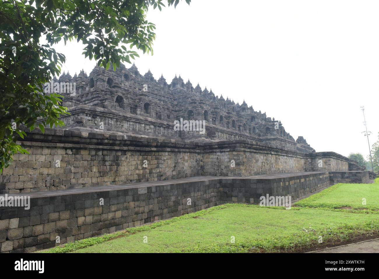 Candir Borobudur ist die größte buddhistische Tempelanlage der Welt. Der Eintritt für ausländische Besucher ist extremm hoch und Einlass mit 9 Uhr viel zu spät. für Fotografen herrscht da kein schönes Licht. Die kolossale Pyramide befindet sich in Magelang, rund 25 kilomètres nordwestlich von Yogyakarta auf der Insel Java in Indonesien. Der Borobudur wurde 1991 von der UNESCO als Weltkulturerbe anerkannt. Er Gilt als das bedeutendste Bauwerk des Mahayana-Buddhismus auf Java. Gebaut wurde der Stupa vermutlich zwischen 750 und 850 während der Herrschaft der Sailendra-dynastie. ALS sich das Machtze Banque D'Images