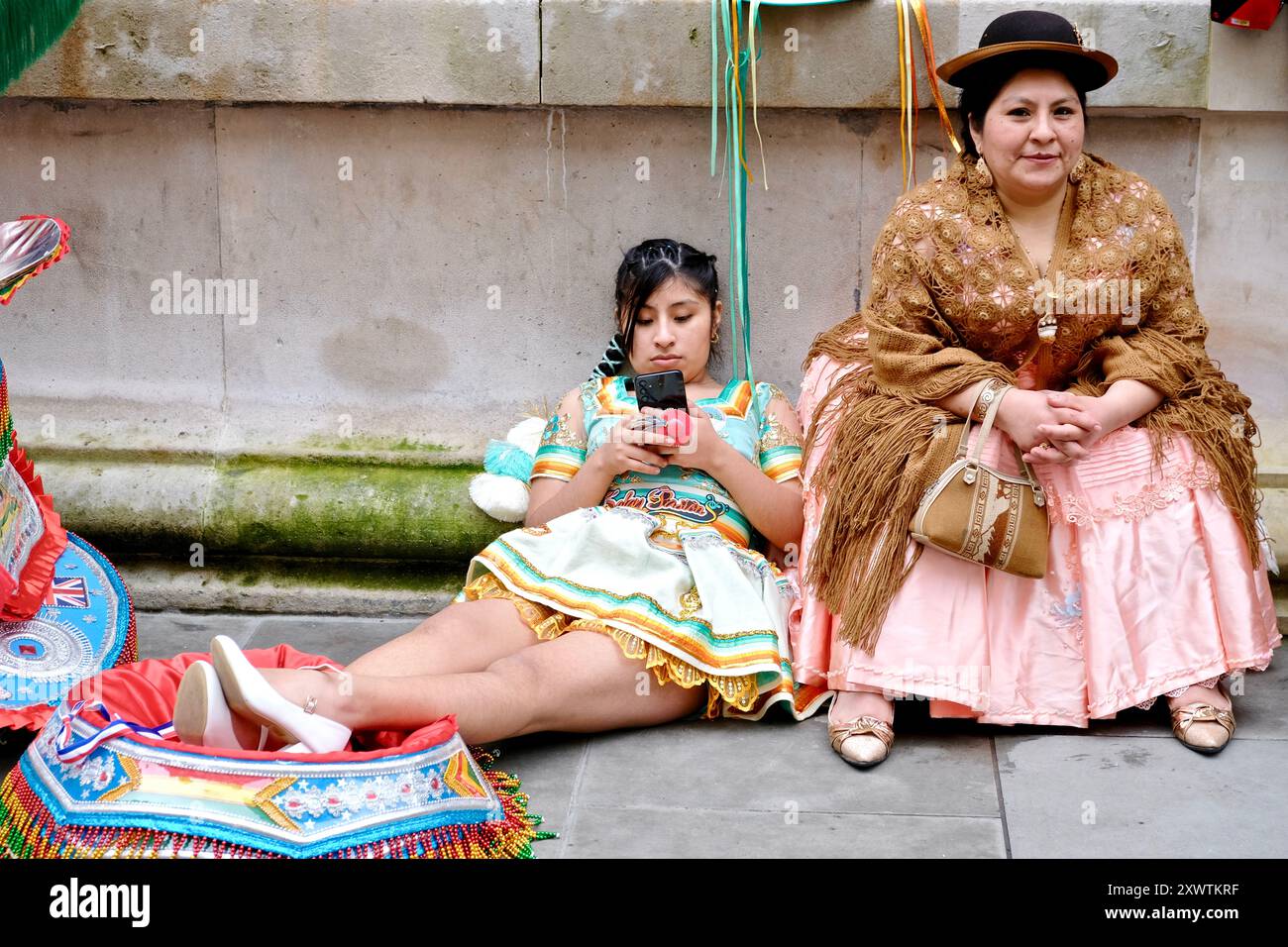 Membres d'un groupe de danse bolivien à Whitehall place après avoir participé à l'offre Défilé Patricks Day dans le centre de Londres. 17 mars 2024. Banque D'Images