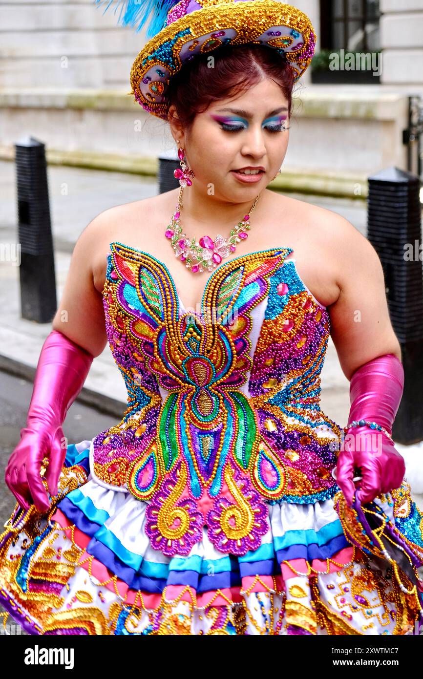 Membre d'un groupe de danse bolivien à Whitehall place après avoir participé au complet Défilé Patricks Day dans le centre de Londres. 17 mars 2024. Banque D'Images