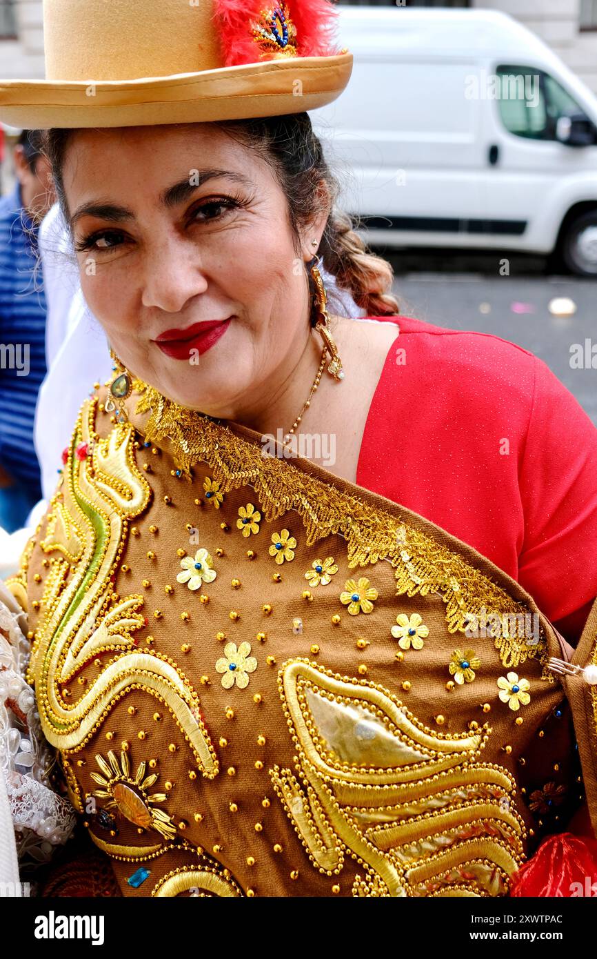 Membre d'un groupe de danse bolivien à Whitehall place après avoir participé au complet Défilé Patricks Day dans le centre de Londres. 17 mars 2024. Banque D'Images