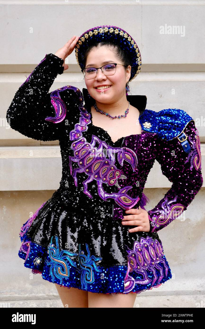 Membre d'un groupe de danse bolivien à Whitehall place après avoir participé au complet Défilé Patricks Day dans le centre de Londres. 17 mars 2024. Banque D'Images