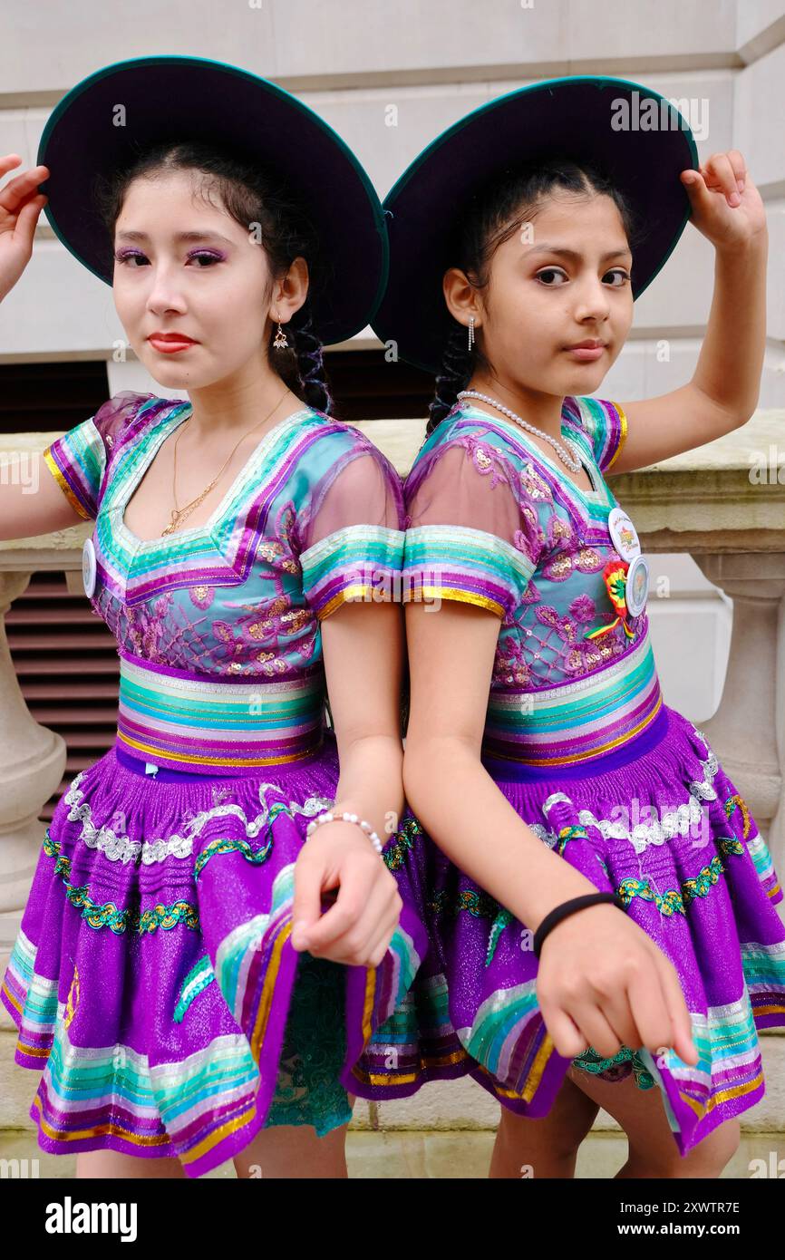 Membres d'un groupe de danse bolivien à Whitehall place après avoir participé à l'offre Défilé Patricks Day dans le centre de Londres. 17 mars 2024. Banque D'Images