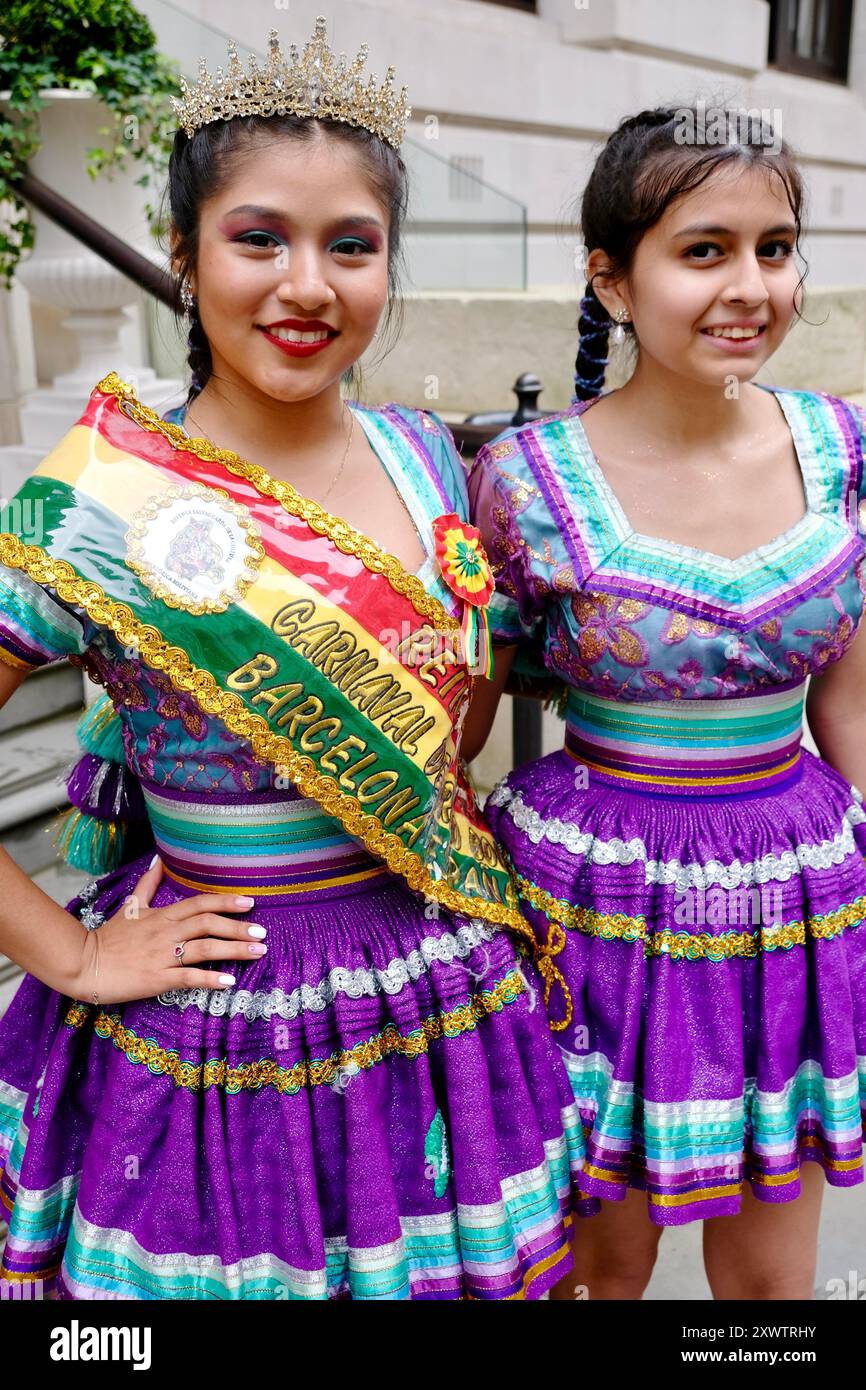 Membres d'un groupe de danse bolivien à Whitehall place après avoir participé à l'offre Défilé Patricks Day dans le centre de Londres. 17 mars 2024. Banque D'Images
