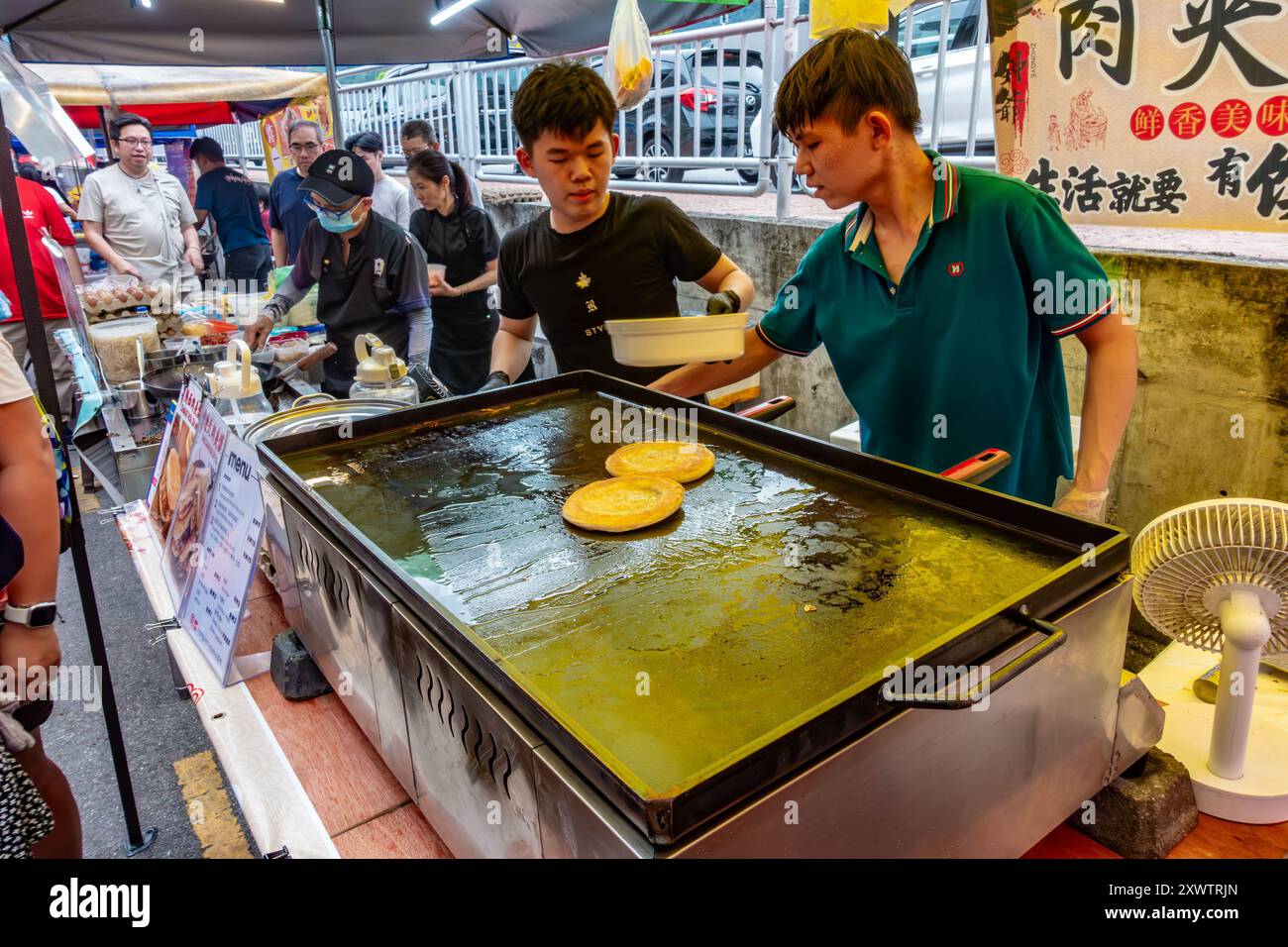 Stand de marché vendant des omelettes fourrées dans un marché de rue vendant principalement de la nourriture et des boissons dans le complexe du marché à Tanjung Bunghah, Penang, Malaisie. Banque D'Images