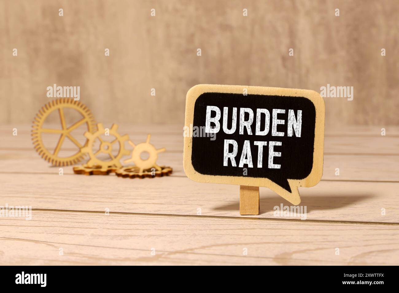 Homme d'affaires portant la main et faisant l'effort de pousser la grande pierre avec LES TAUX D'INTÉRÊT de message. Concept d'affaires sur obtenir la situation de problème dans le paiement int Banque D'Images