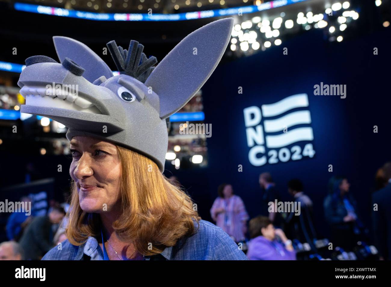 Chicago, États-Unis. 20 août 2024. Un délégué porte un chapeau d'âne lors du deuxième jour de la Convention nationale démocrate de 2024 qui s'est tenue au United Center à Chicago, Illinois, le 20 août 2024. (Photo de Nathan Howard/Sipa USA) crédit : Sipa USA/Alamy Live News Banque D'Images