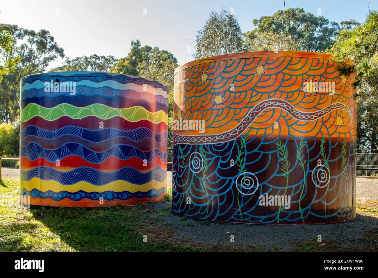 Art indigène des réservoirs d'eau par Fiona Clark, Kalorama, Victoria, Australie Banque D'Images