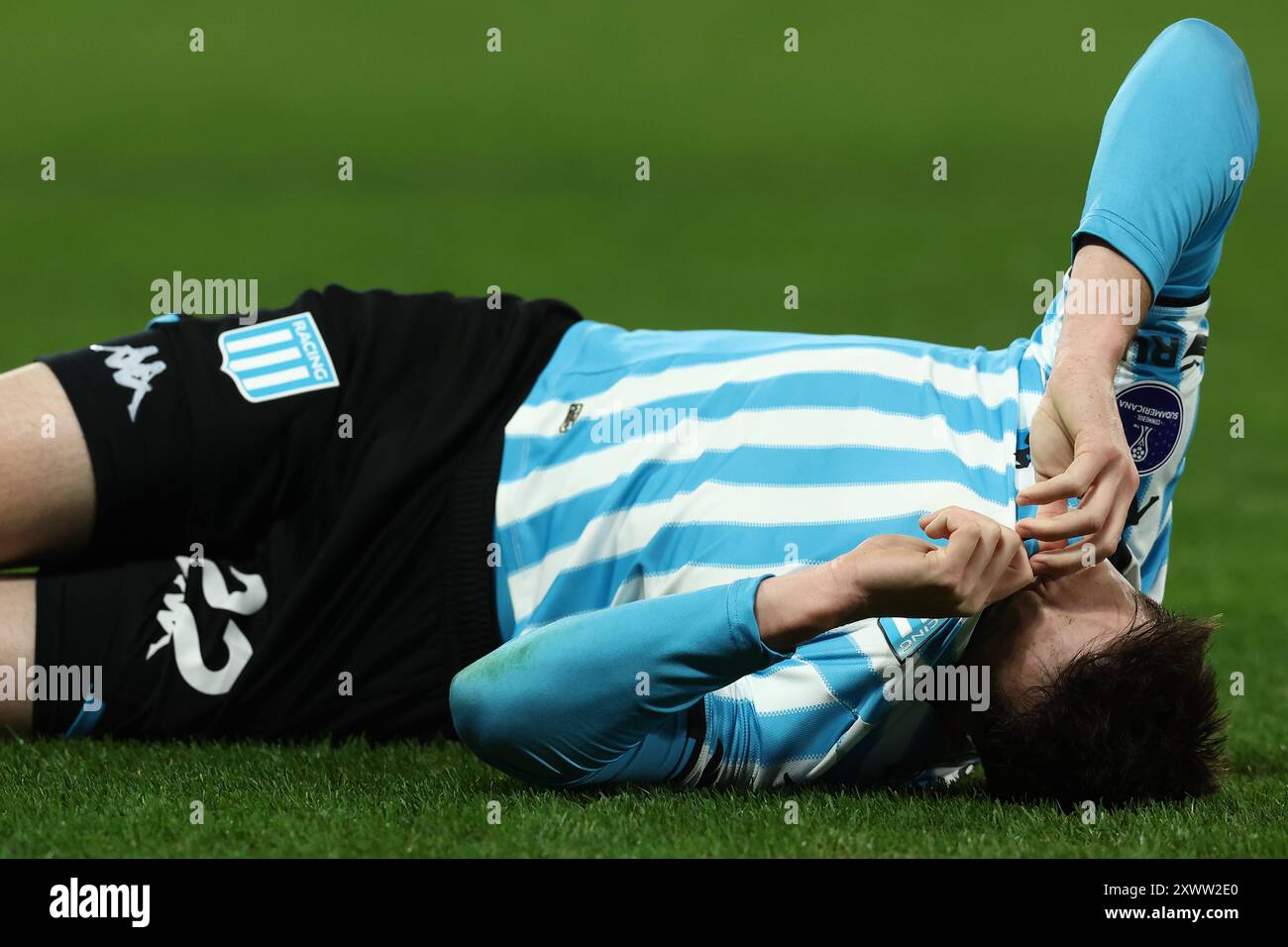 Le milieu de terrain du Racing Club Baltasar Rodriguez fait des gestes douloureux lors du match de football de la Copa Sudamericana contre le chilien Huachipato, au stade Presidente Peron, dans la ville d'Avellaneda, Buenos Aires, Argentine, le 20 août 2024. Banque D'Images