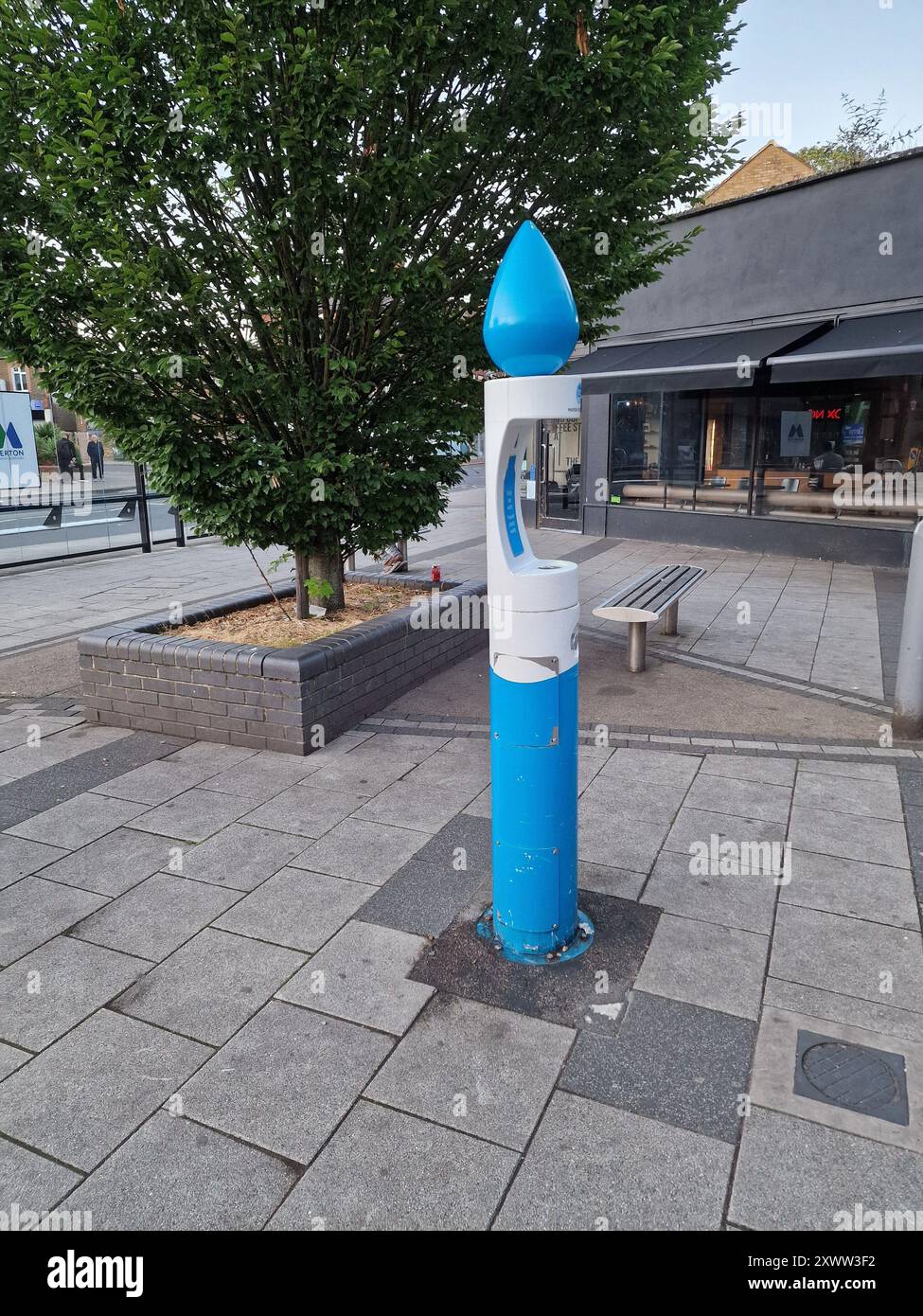 Fontaine d'eau potable publique et station de remplissage de bouteilles sur un trottoir urbain Banque D'Images
