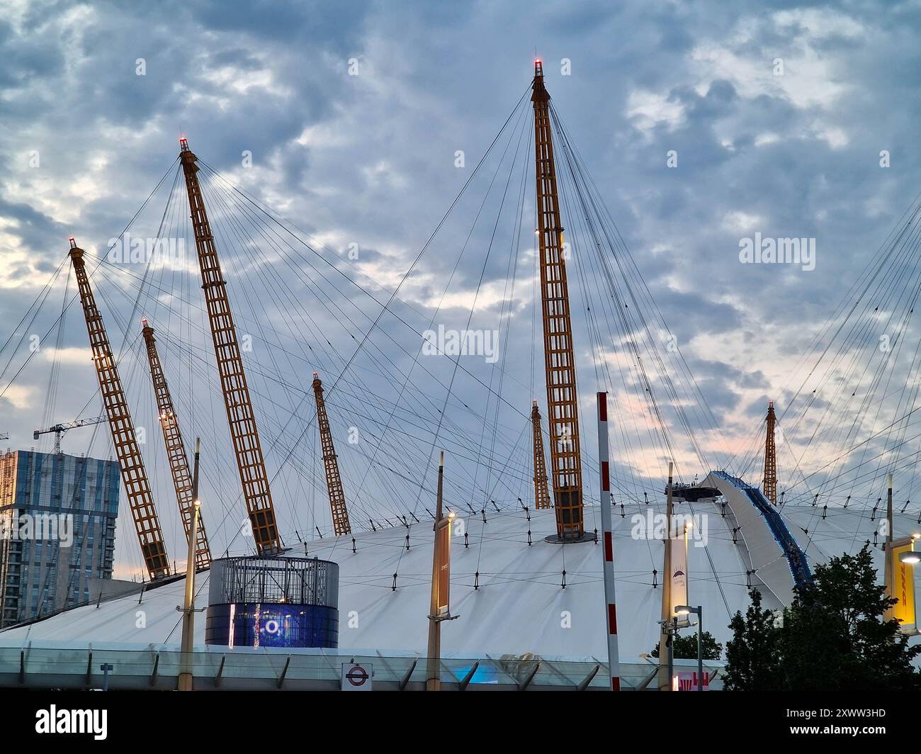 Une vue de la célèbre structure Millennium Dome à l'O2 à Londres. Le toit en tissu blanc est proéminent, avec plusieurs de ses emblématiques, haut suppor jaune Banque D'Images