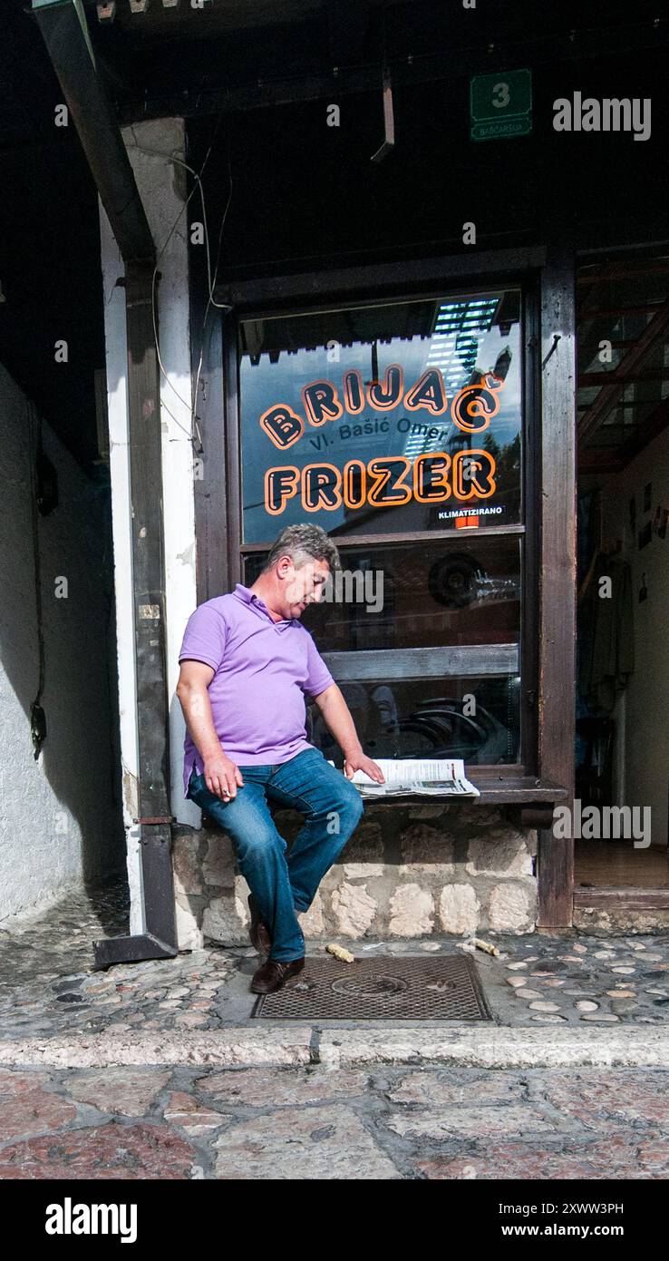 Un bosniaque lisant le journal du matin dans la vieille ville de Sarajevo, en Bosnie-Herzégovine. Banque D'Images