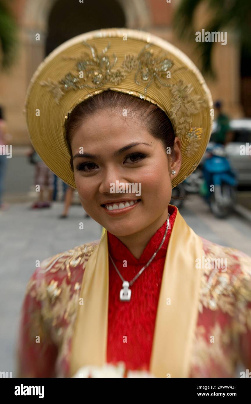Portrait d'une femme vietnamienne souriante vêtue d'une robe vietnamienne traditionnelle. Photo prise à Saigon, Vietnam. Banque D'Images