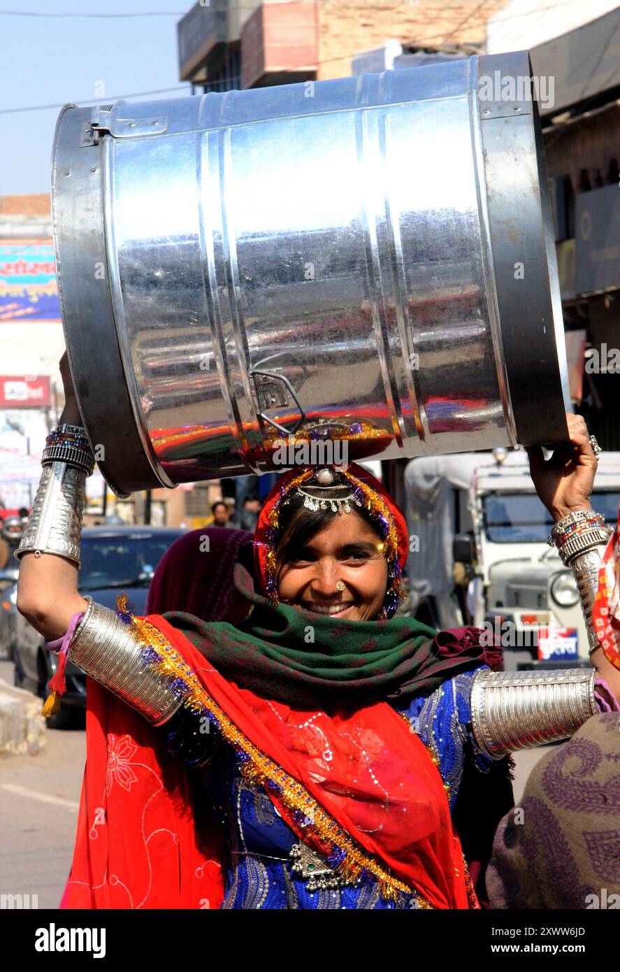 Une beauté Rajasthani rentre chez elle avec un tonneau sur la tête. Photo prise à Bikaner, Rajasthan, Inde. Banque D'Images